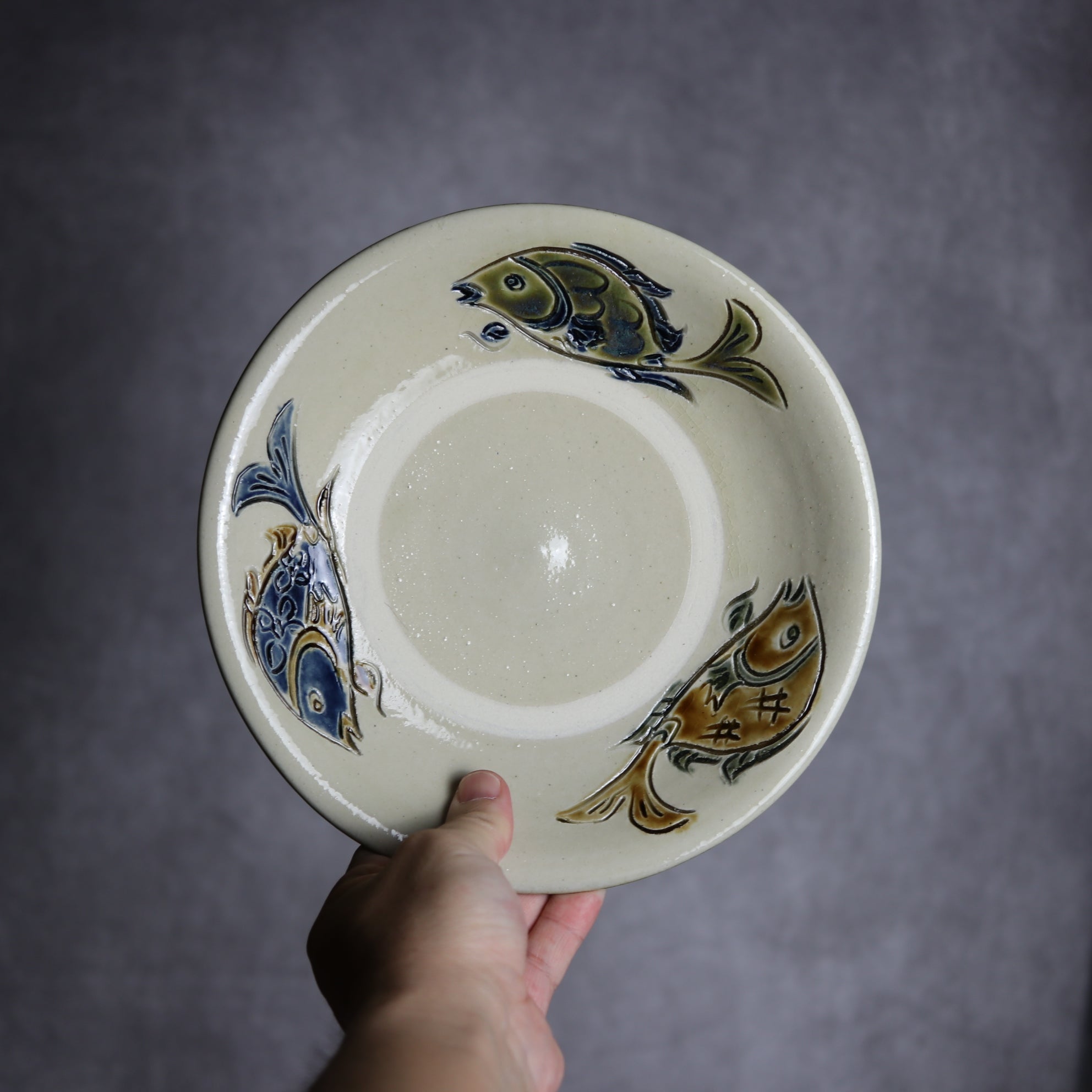 茂生窯 - 7寸皿1 三彩 線彫 魚紋 やちむん 陶器 茂生窯 - mundasui