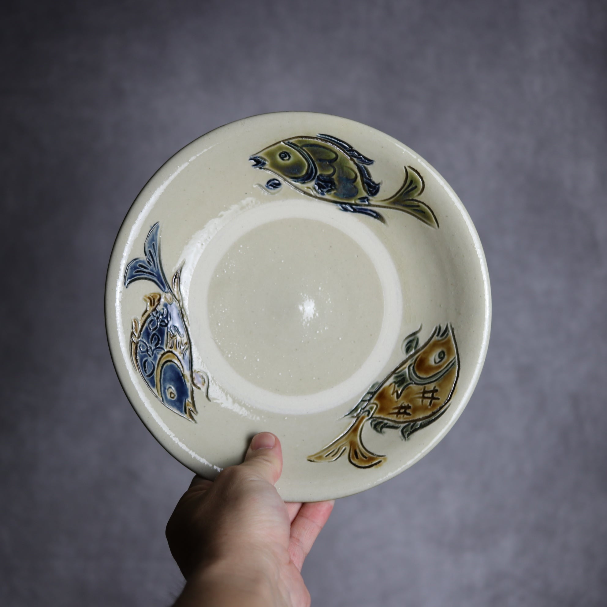 茂生窯 - 7寸皿1 三彩 線彫 魚紋 やちむん 陶器 茂生窯 - mundasui