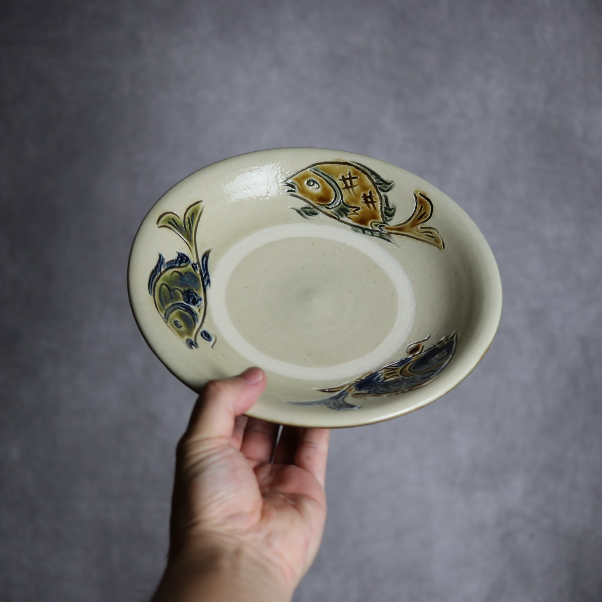 茂生窯 - 7寸皿1 三彩 線彫 魚紋 やちむん 陶器 茂生窯 - mundasui