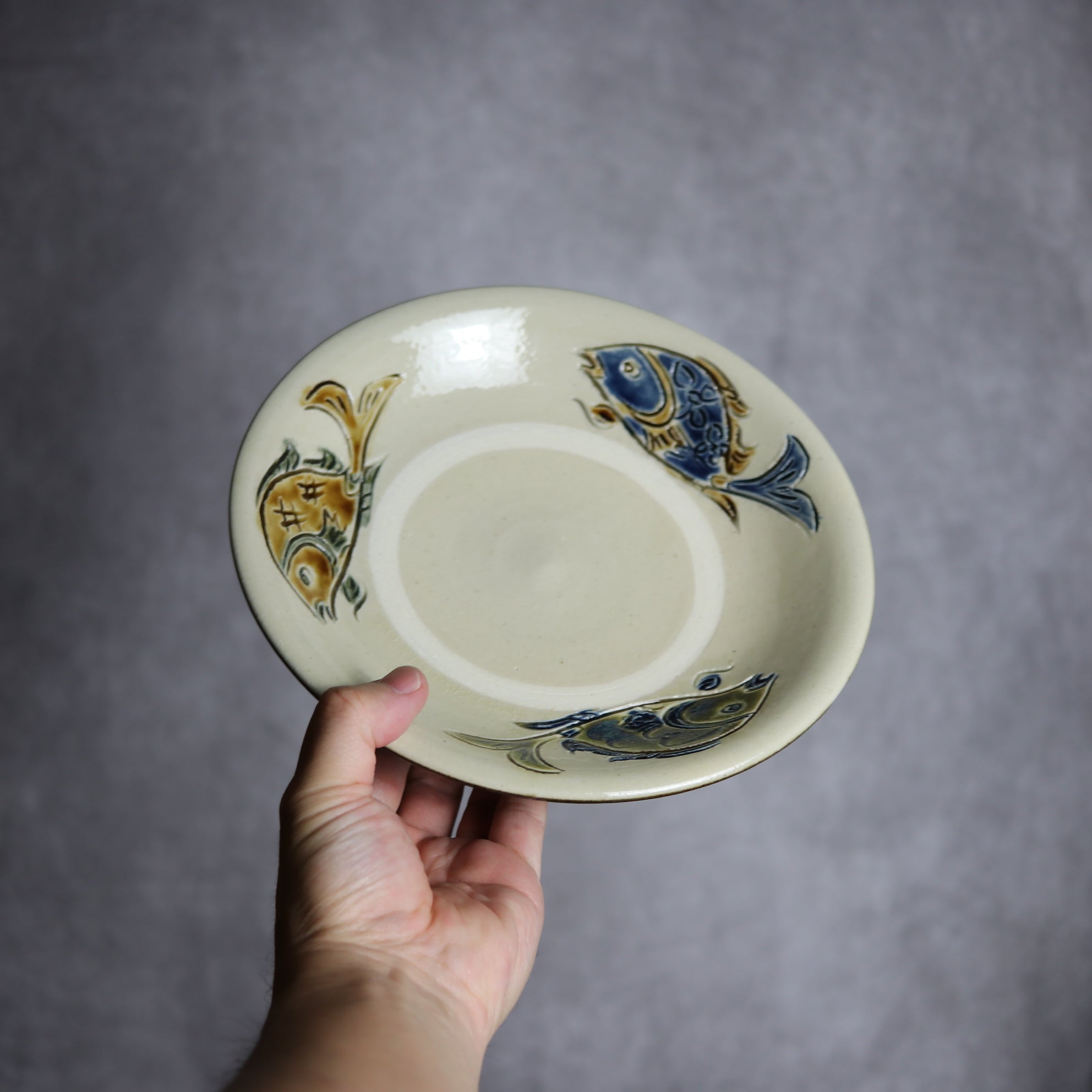 茂生窯 - 7寸皿1 三彩 線彫 魚紋 やちむん 陶器 茂生窯 - mundasui