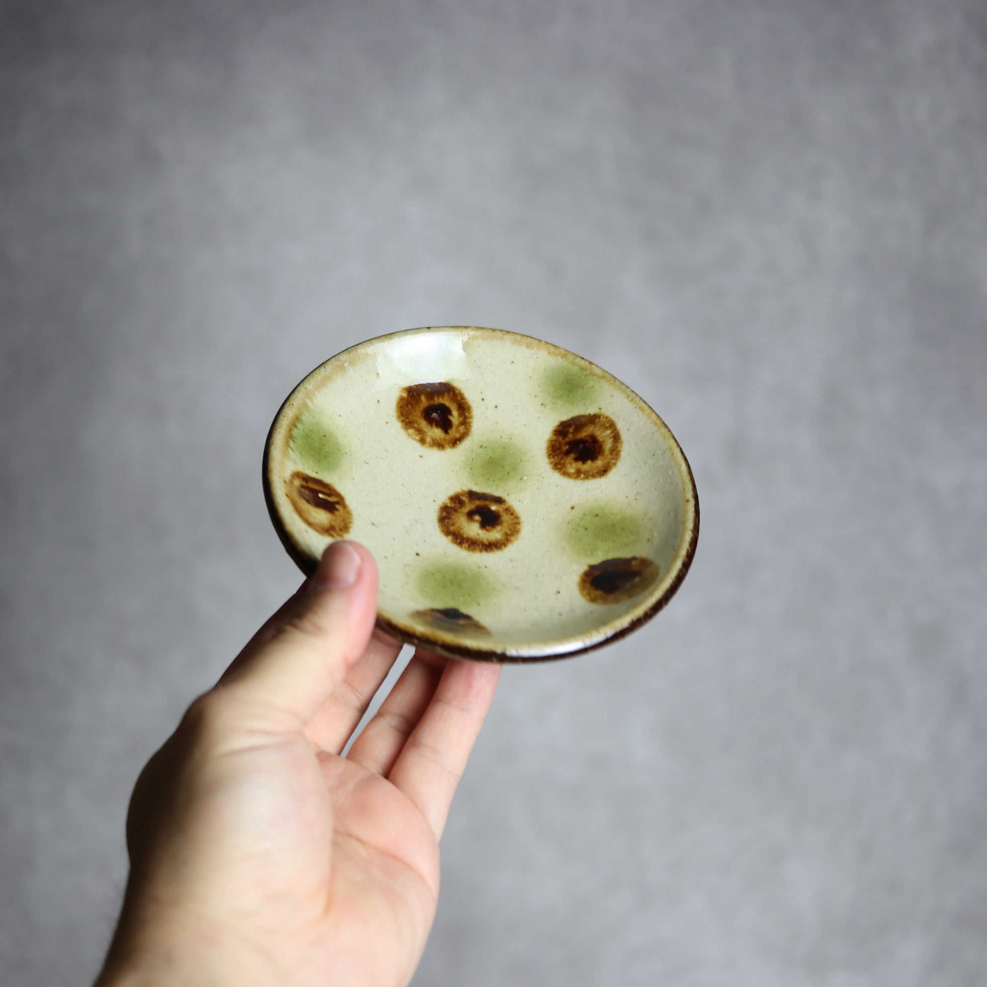 4寸皿 緑 茶 ドット やちむん 陶器 陶芸こまがた