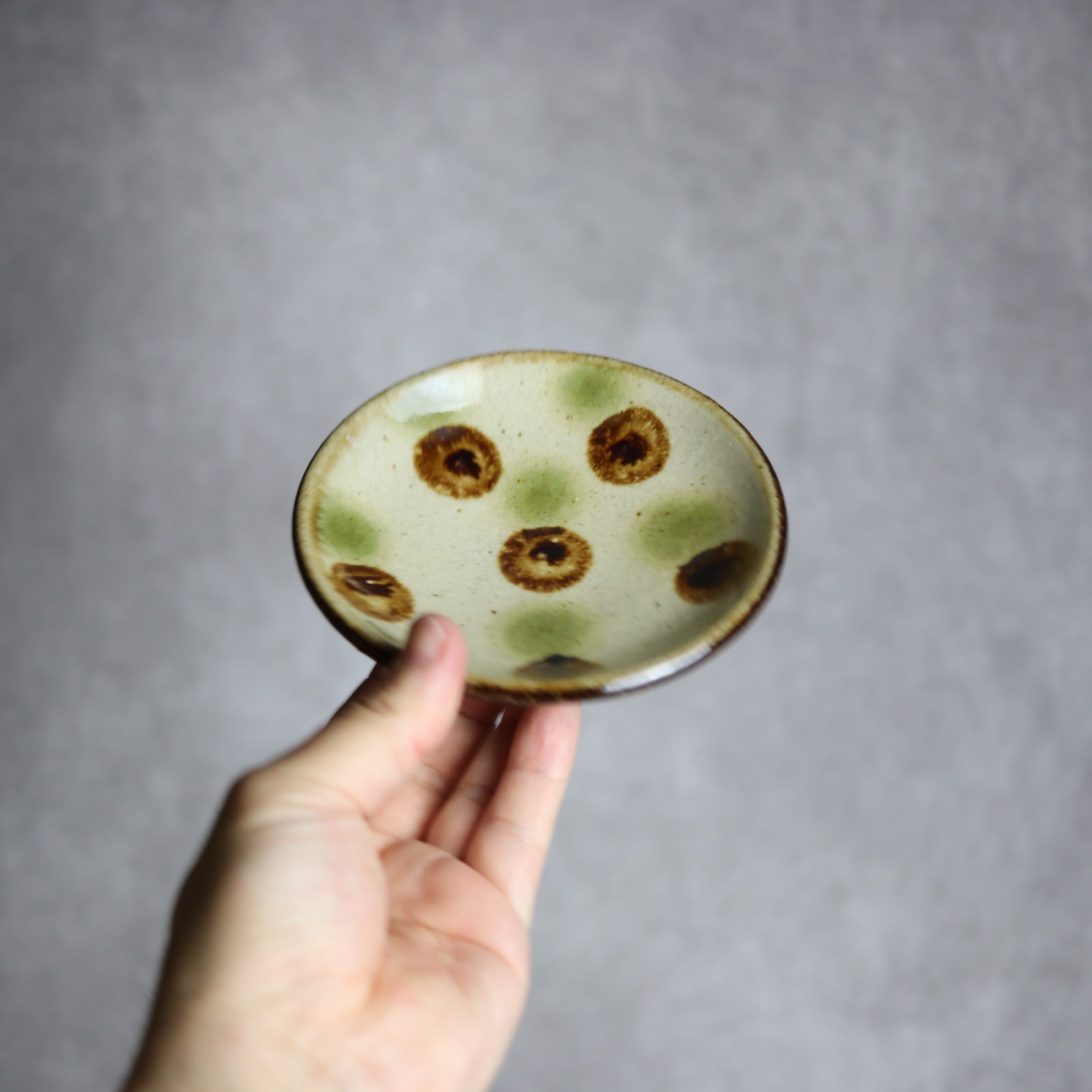 4寸皿 緑 茶 ドット やちむん 陶器 陶芸こまがた