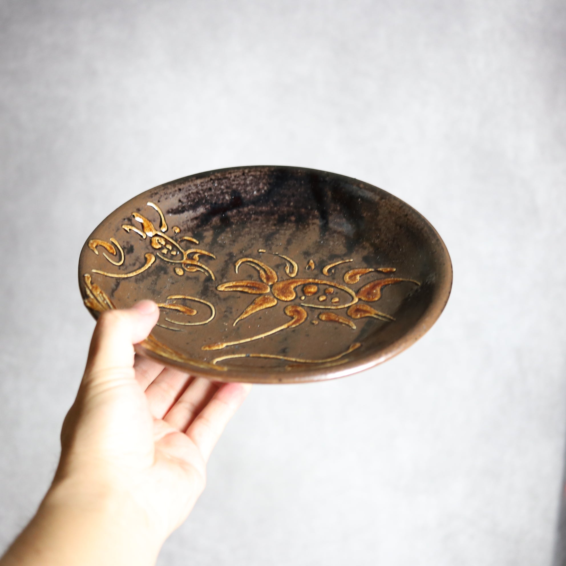 7寸皿1 飴釉 イッチン 花 やちむん 陶器 茂生窯