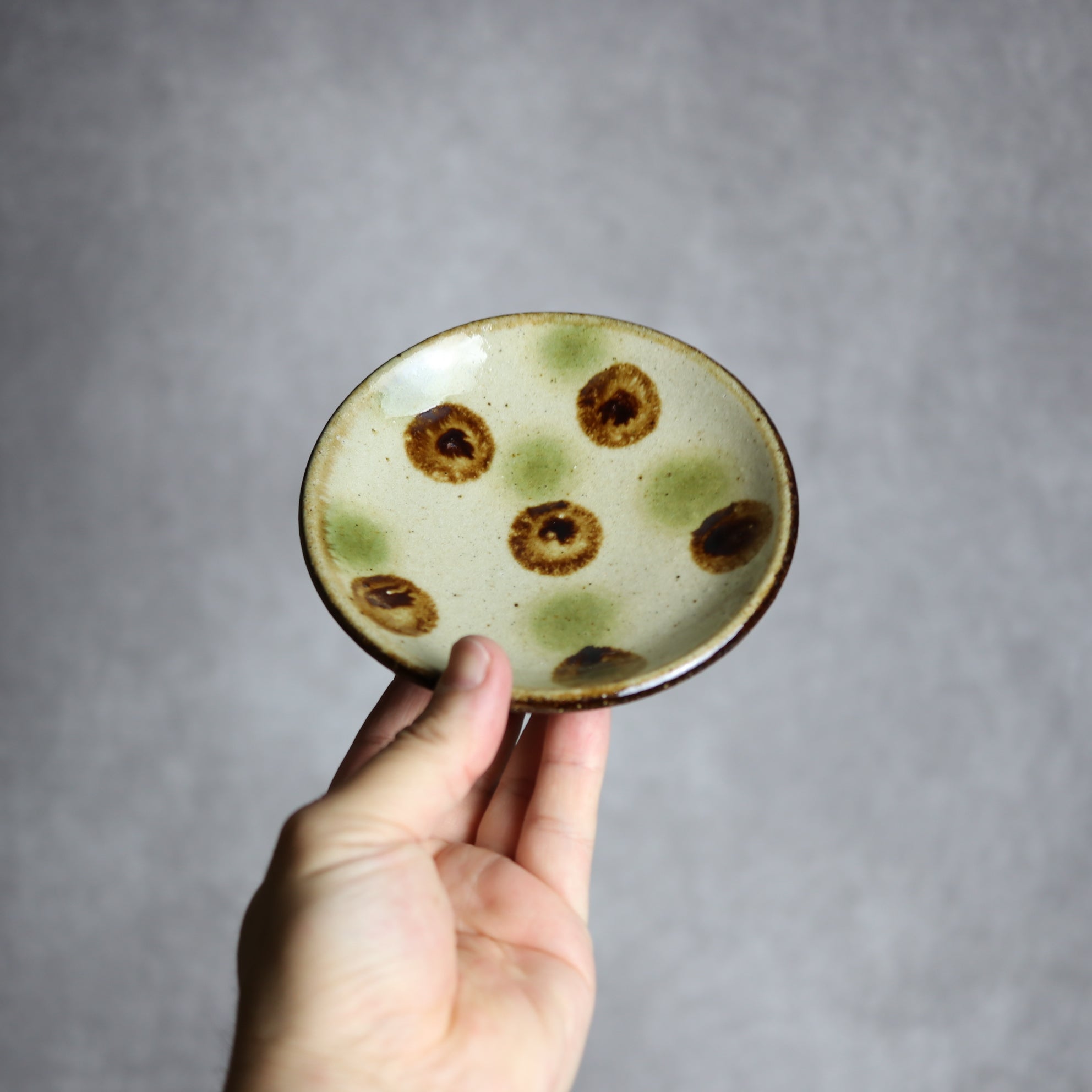 4寸皿 緑 茶 ドット やちむん 陶器 陶芸こまがた