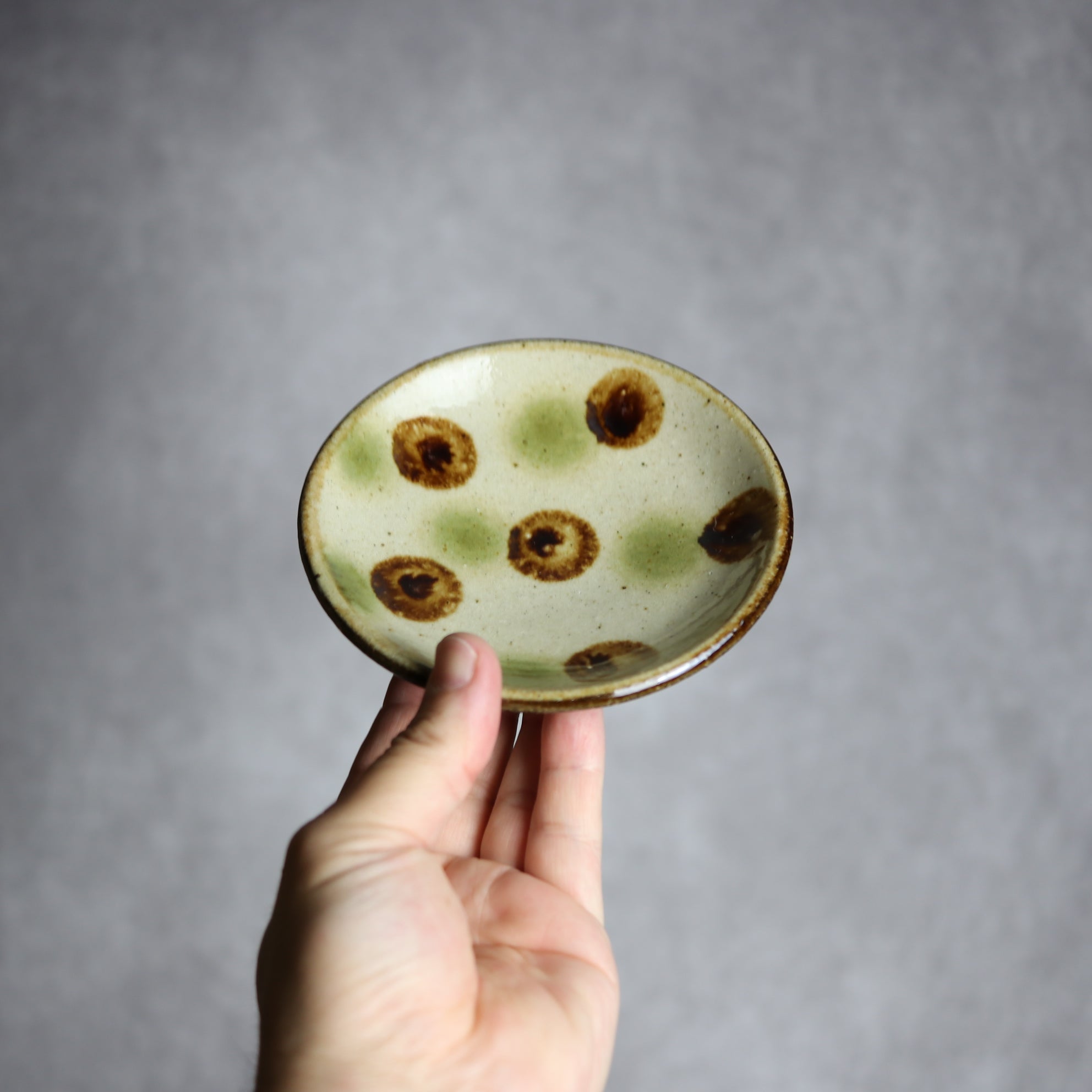 4寸皿 緑 茶 ドット やちむん 陶器 陶芸こまがた