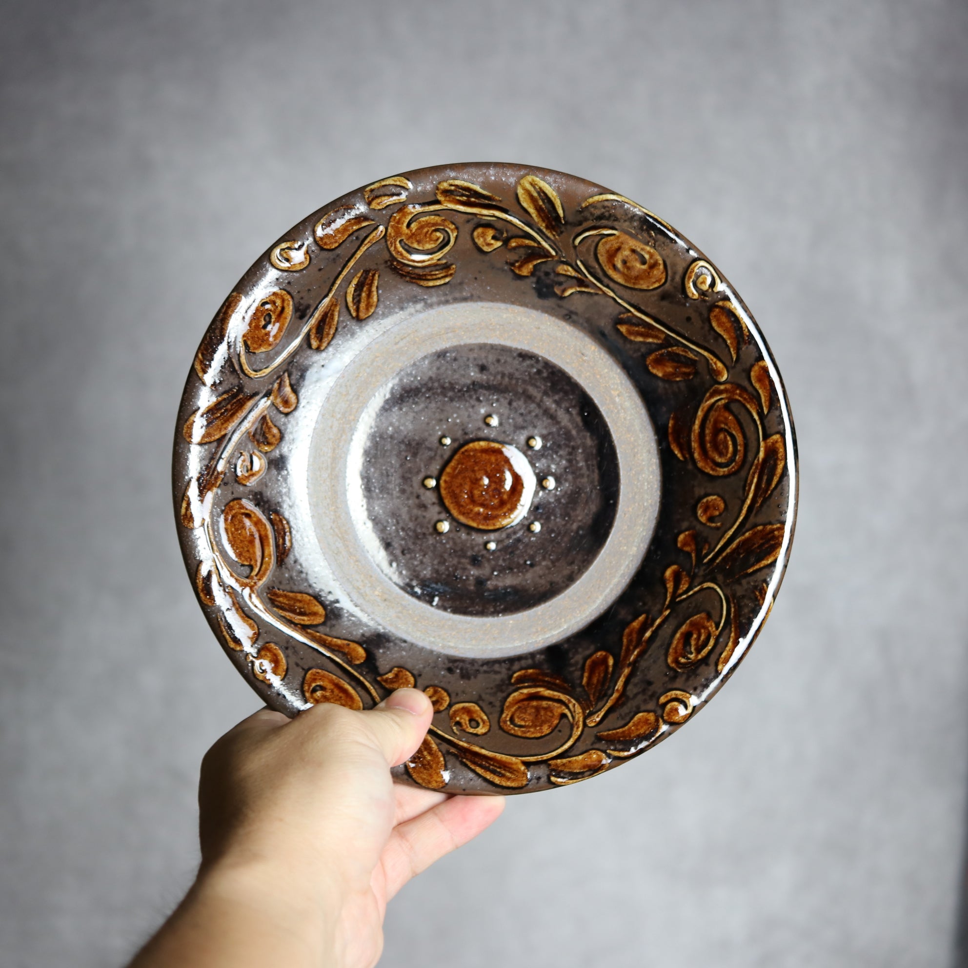 茂生窯 - 7寸皿1 飴釉 イッチン 唐草 やちむん 陶器 茂生窯 - mundasui