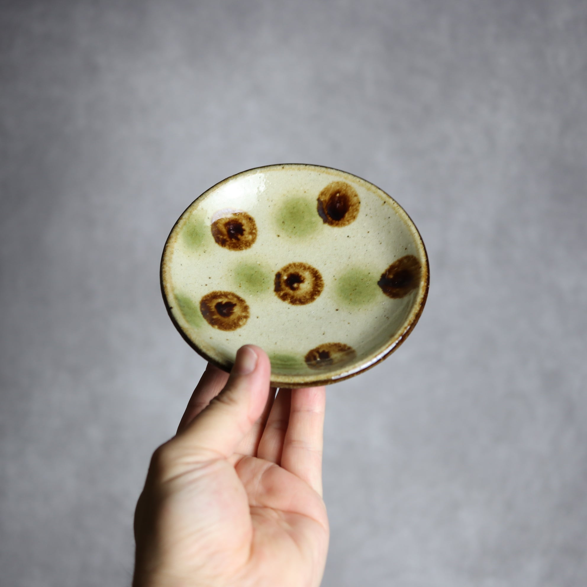 4寸皿 緑 茶 ドット やちむん 陶器 陶芸こまがた