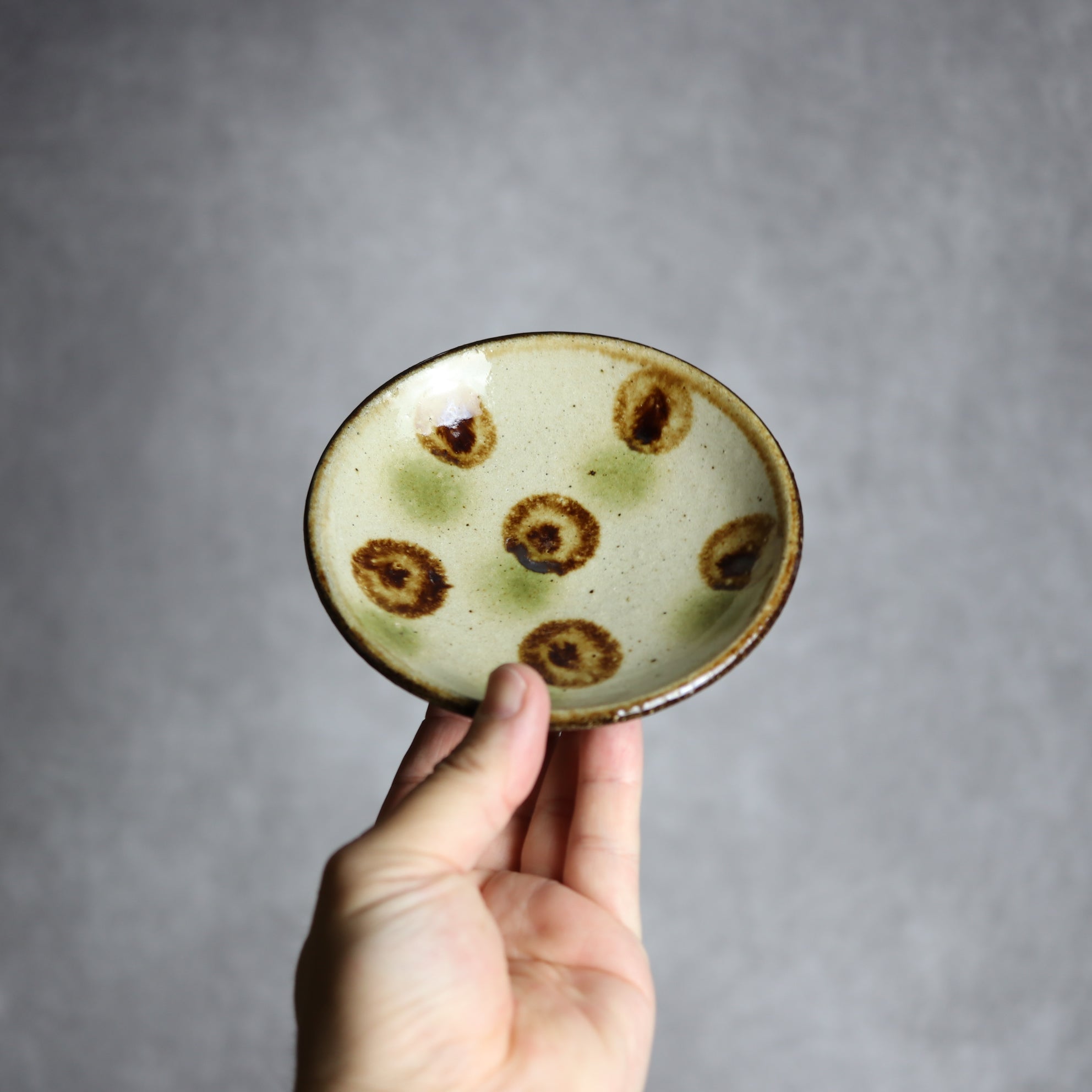 4寸皿 緑 茶 ドット やちむん 陶器 陶芸こまがた