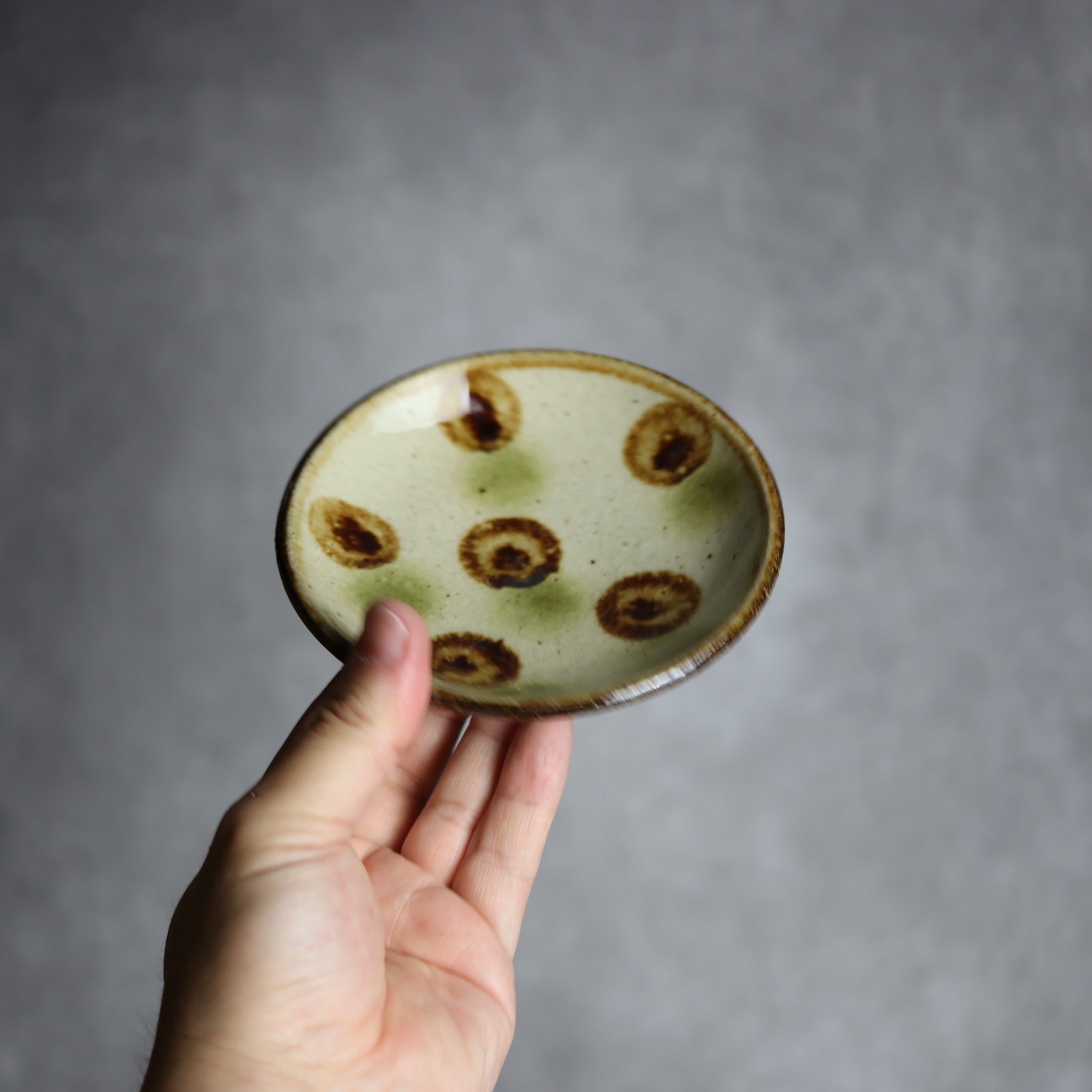 4寸皿 緑 茶 ドット やちむん 陶器 陶芸こまがた