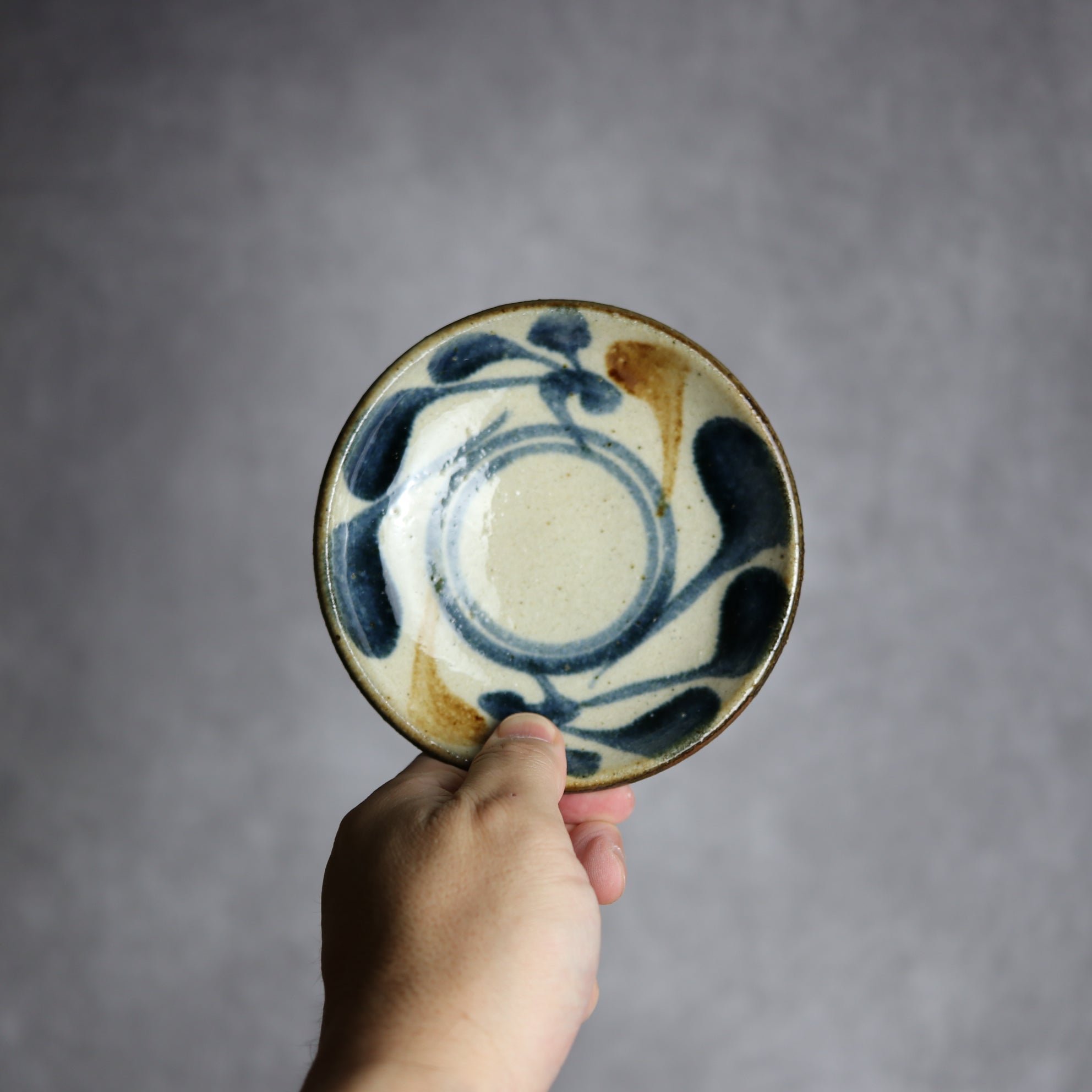 4寸皿 紺 茶 唐草 やちむん 陶器 陶芸こまがた