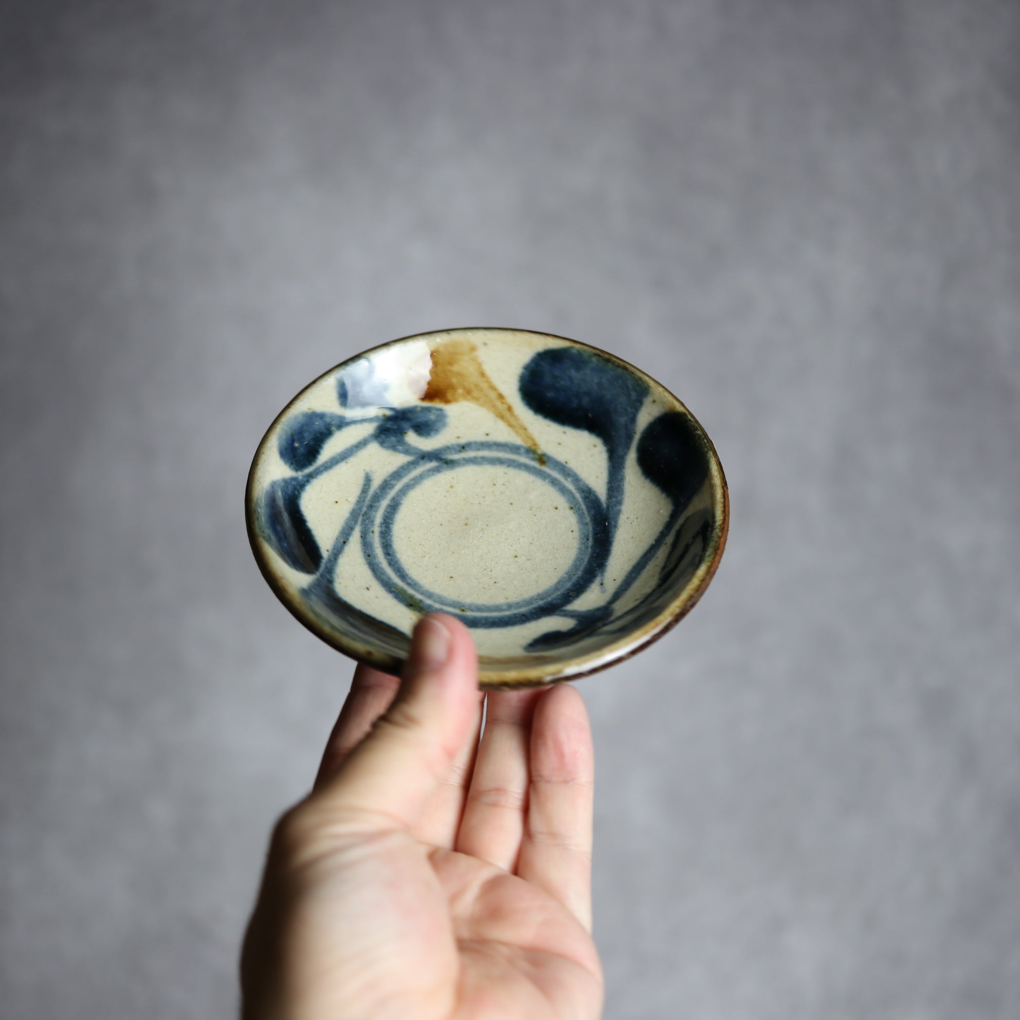 4寸皿 紺 茶 唐草 やちむん 陶器 陶芸こまがた