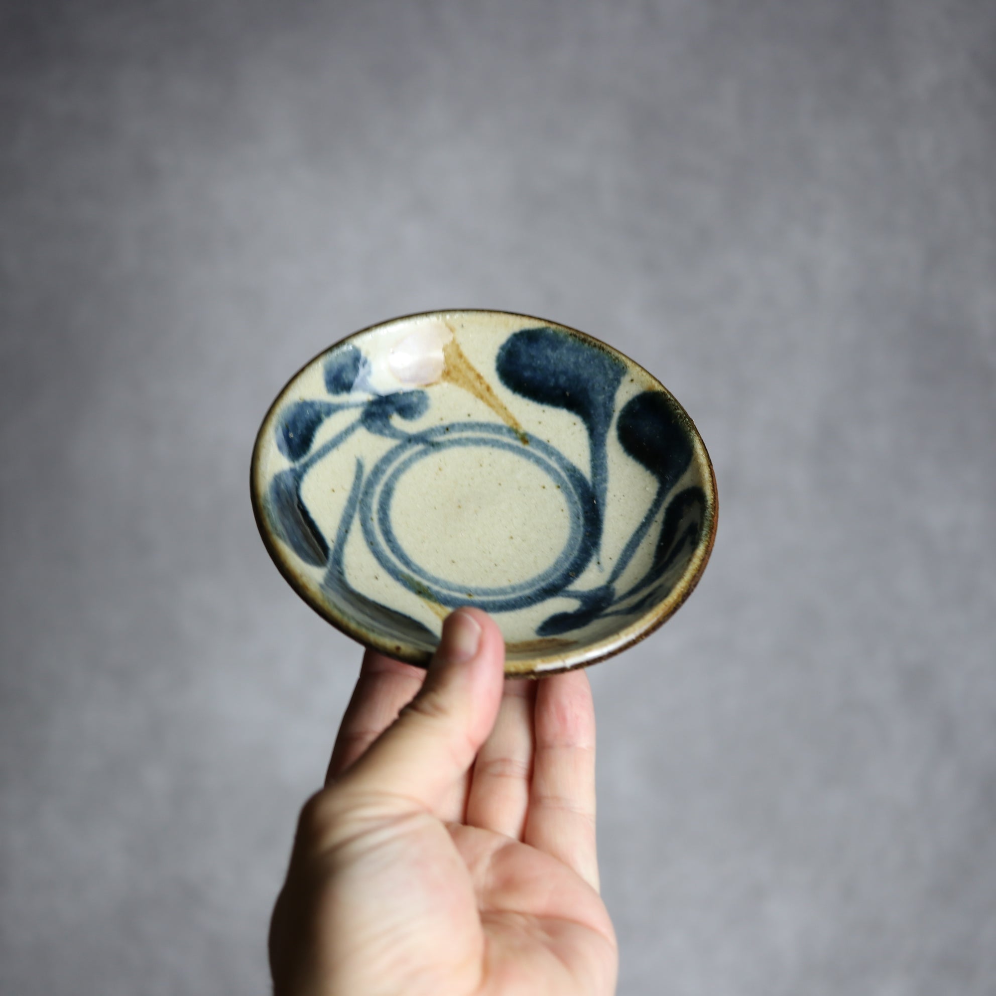 4寸皿 紺 茶 唐草 やちむん 陶器 陶芸こまがた