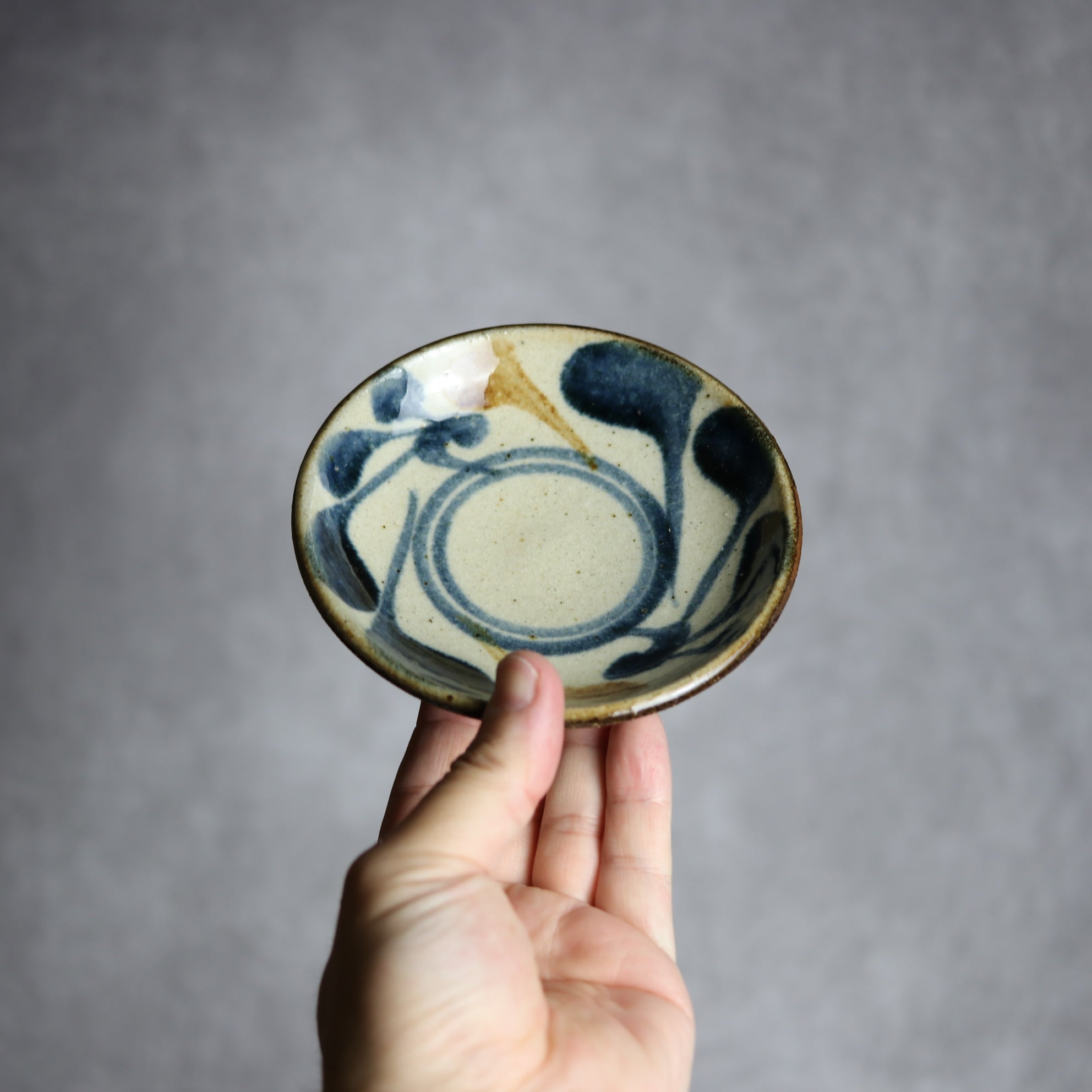 4寸皿 紺 茶 唐草 やちむん 陶器 陶芸こまがた
