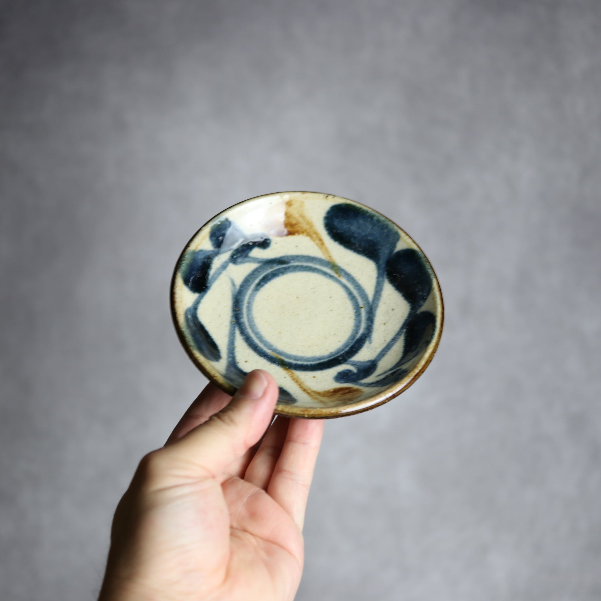 4寸皿 紺 茶 唐草 やちむん 陶器 陶芸こまがた