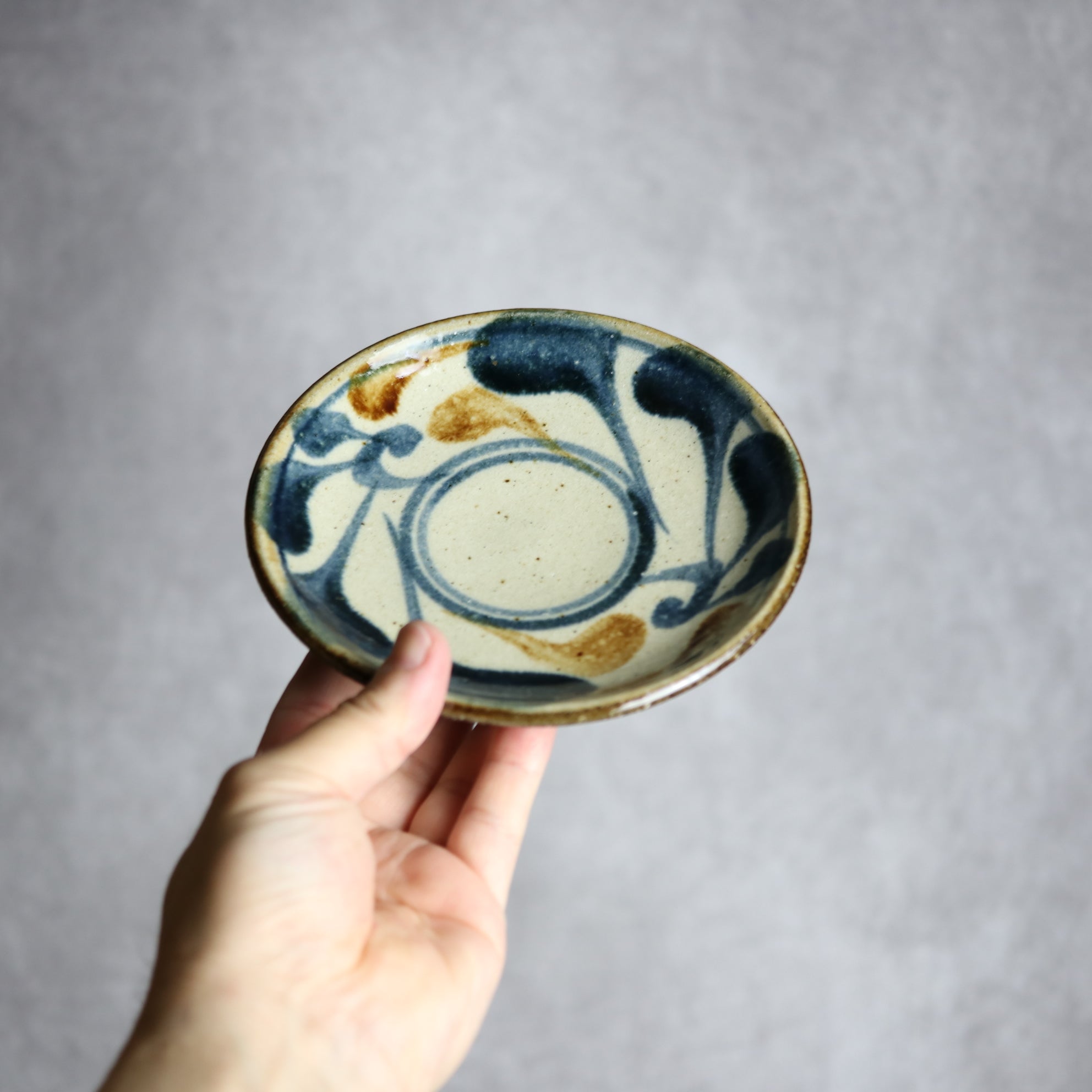 陶芸こまがた - 5寸皿 紺 茶 唐草模様 やちむん 陶器 陶芸こまがた - mundasui