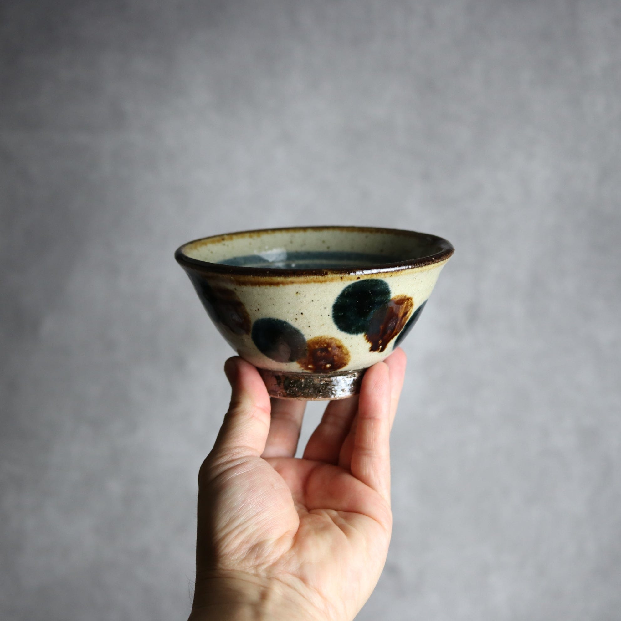 4寸マカイ 紺 茶ドット やちむん 陶器 陶芸こまがた｜陶芸こまがた