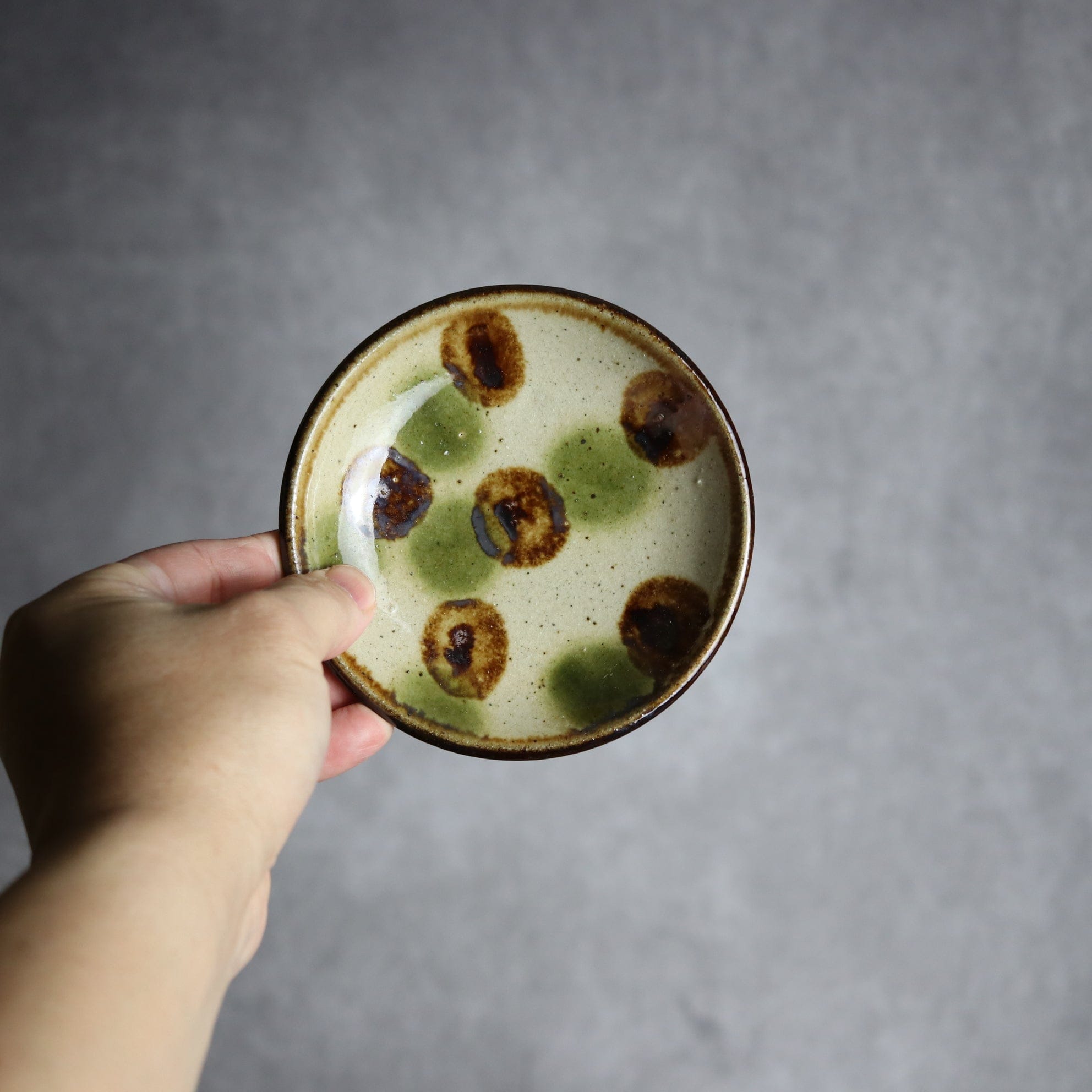 4寸皿 緑 茶 ドット やちむん 陶器 陶芸こまがた|mundasui