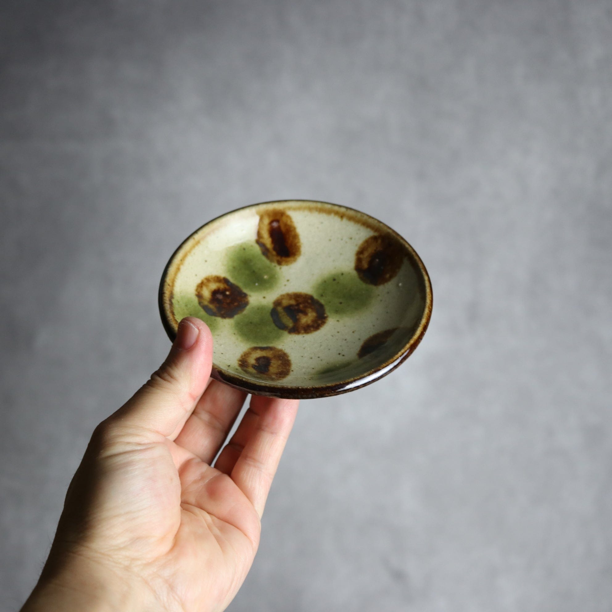 4寸皿 緑 茶 ドット やちむん 陶器 陶芸こまがた