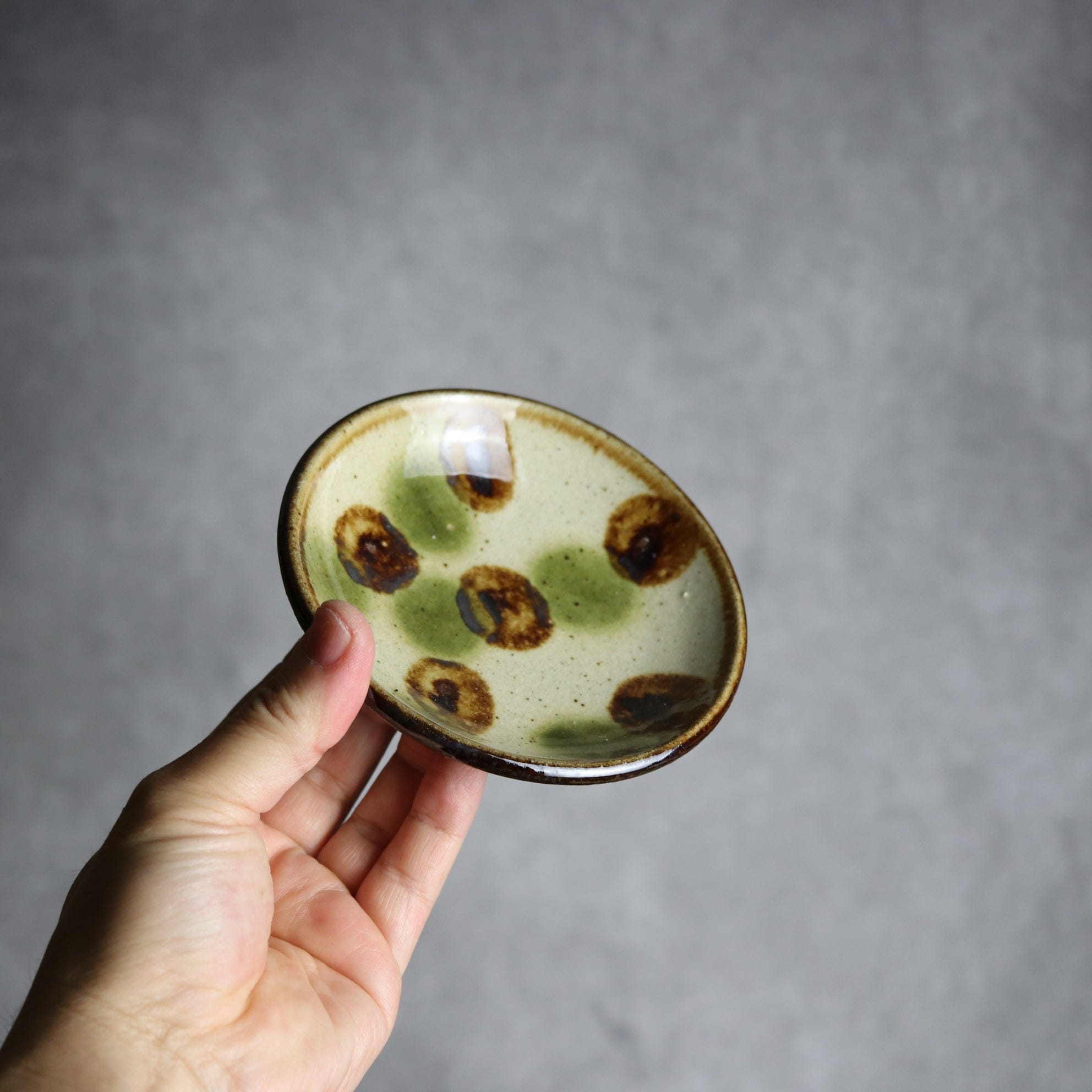 4寸皿 緑 茶 ドット やちむん 陶器 陶芸こまがた