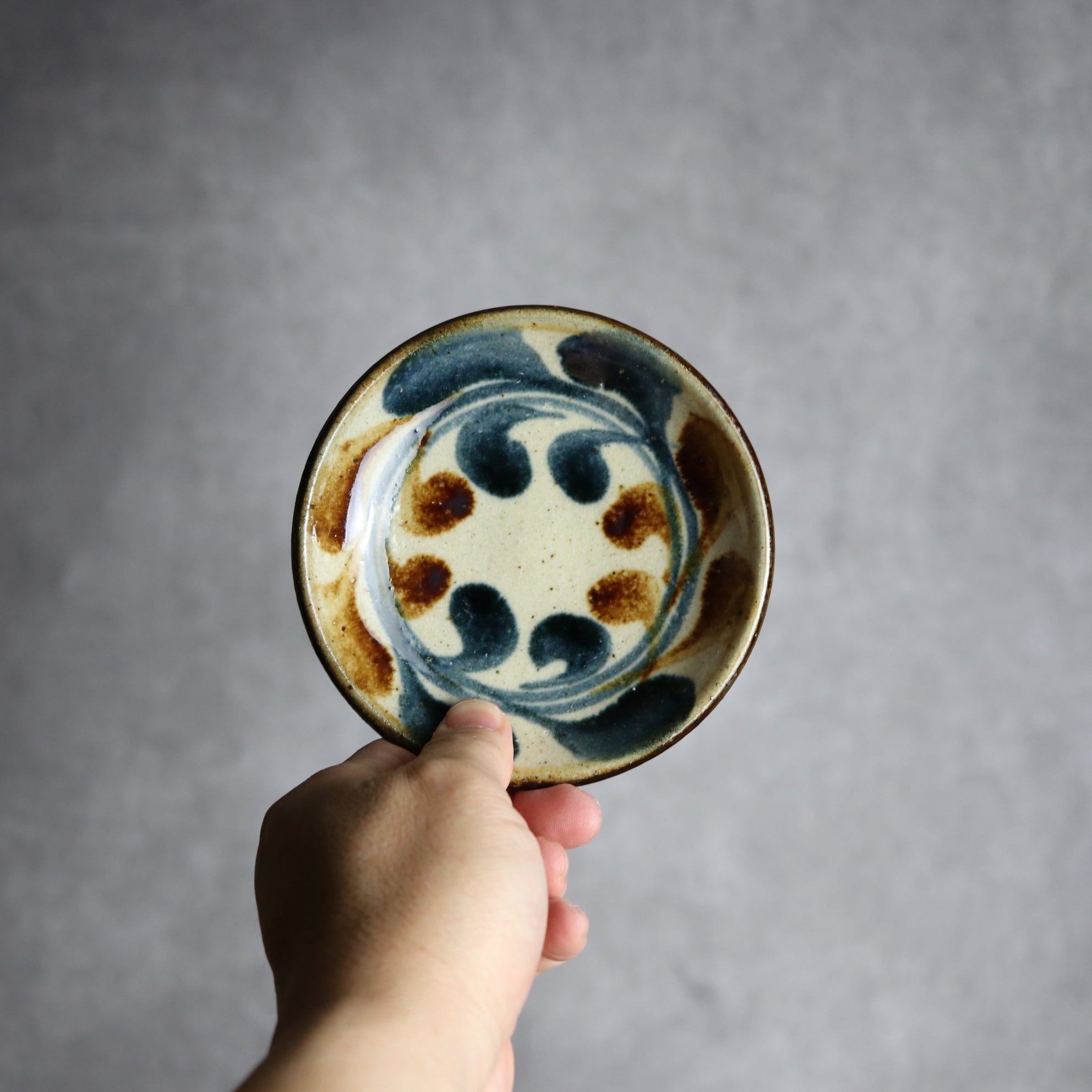 4寸皿 紺 茶 デイゴ やちむん 陶器 陶芸こまがた