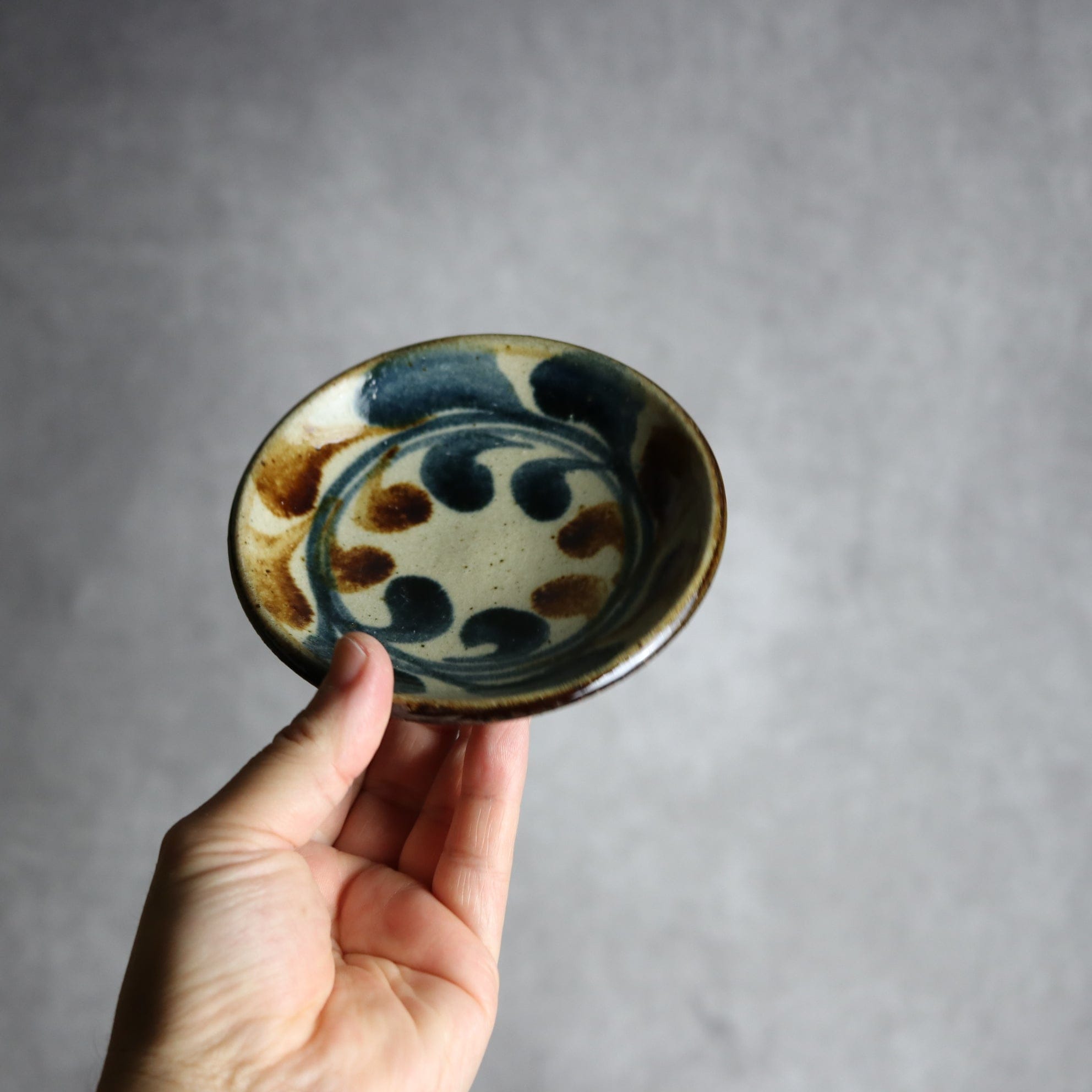 4寸皿 紺 茶 デイゴ やちむん 陶器 陶芸こまがた