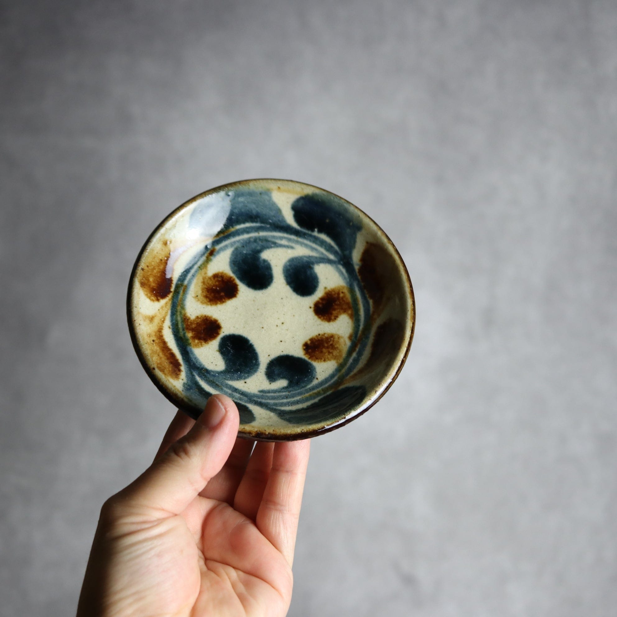 4寸皿 紺 茶 デイゴ やちむん 陶器 陶芸こまがた