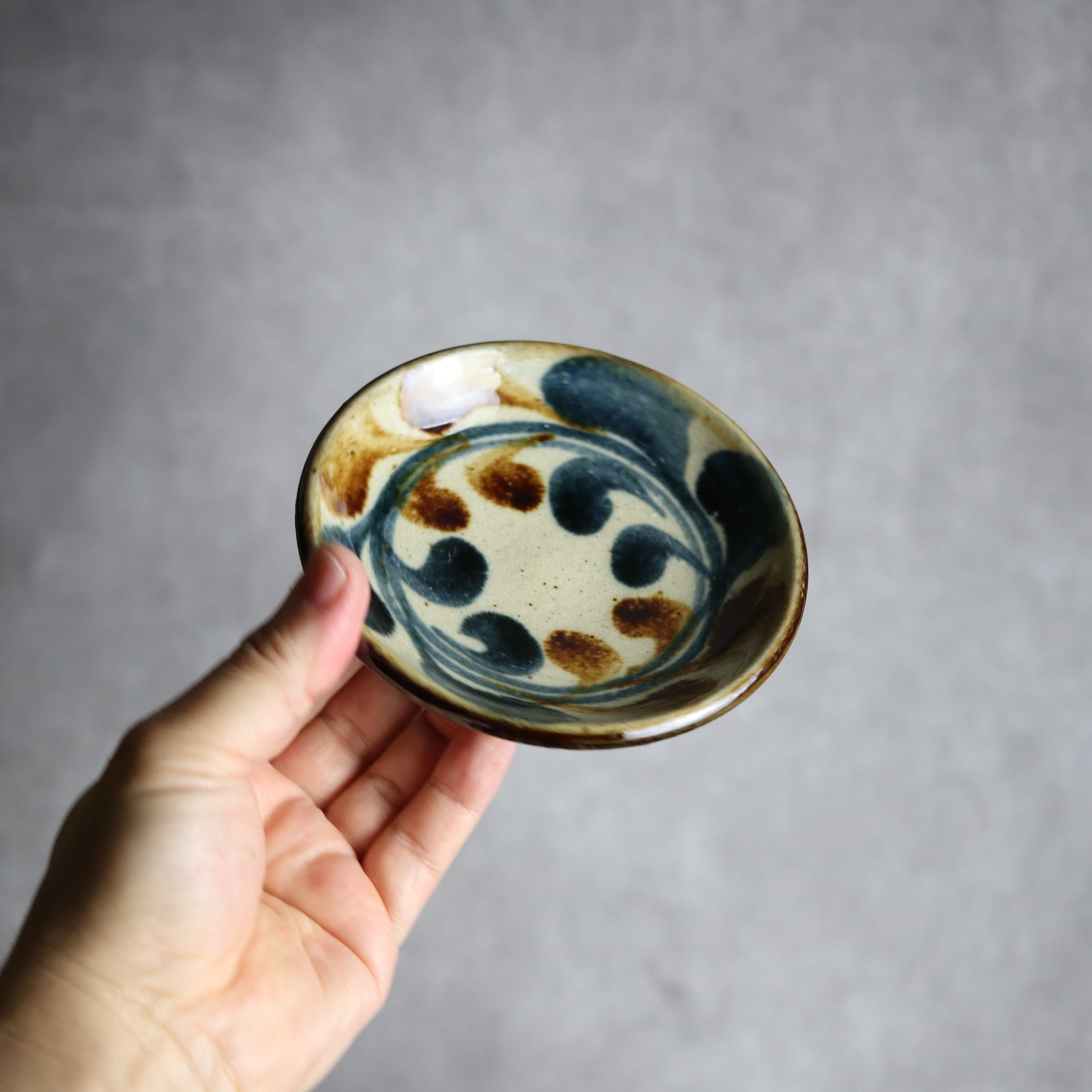 4寸皿 紺 茶 デイゴ やちむん 陶器 陶芸こまがた