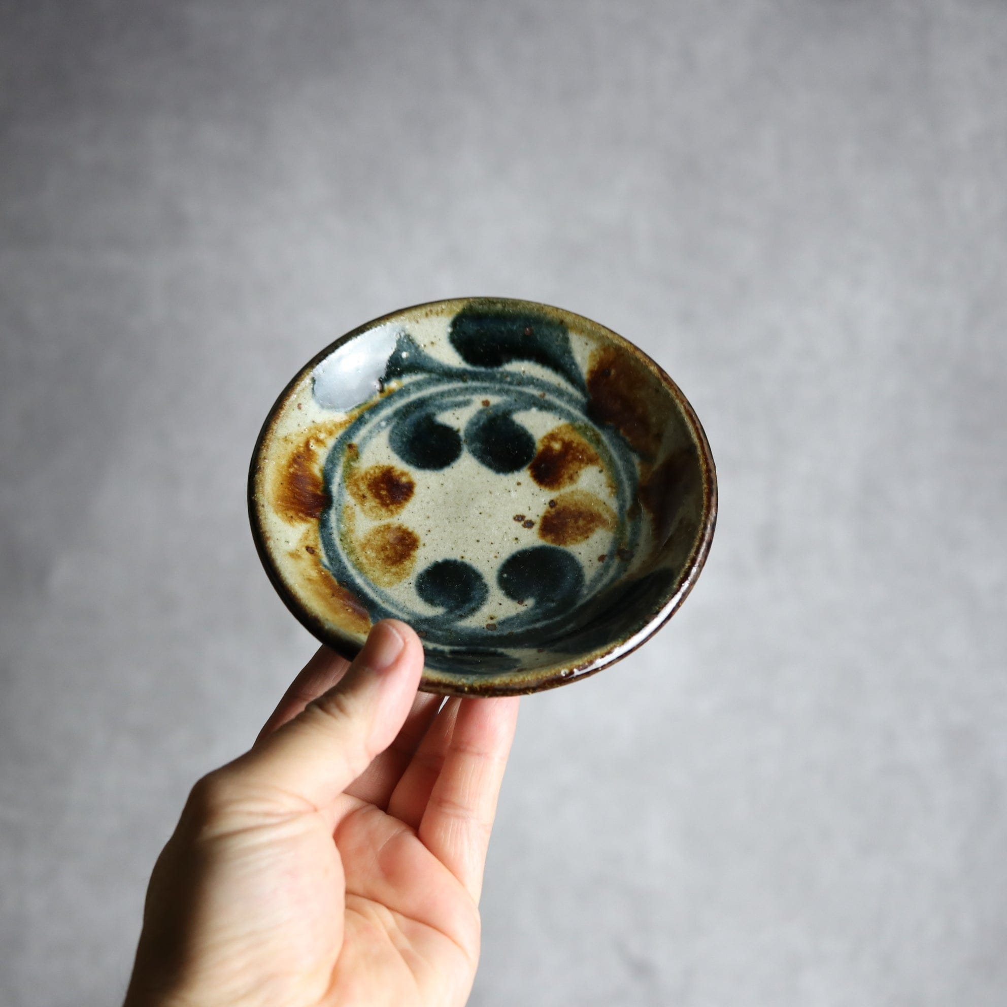 4寸皿 紺 茶 デイゴ やちむん 陶器 陶芸こまがた