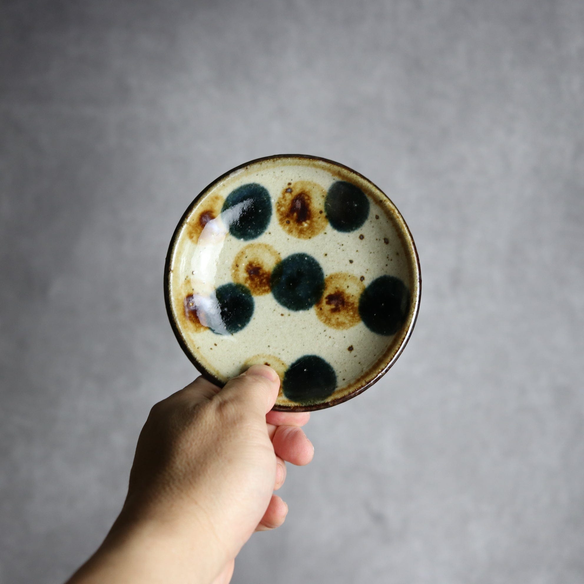 4寸皿 紺 茶 ドット やちむん 陶器 陶芸こまがた|mundasui