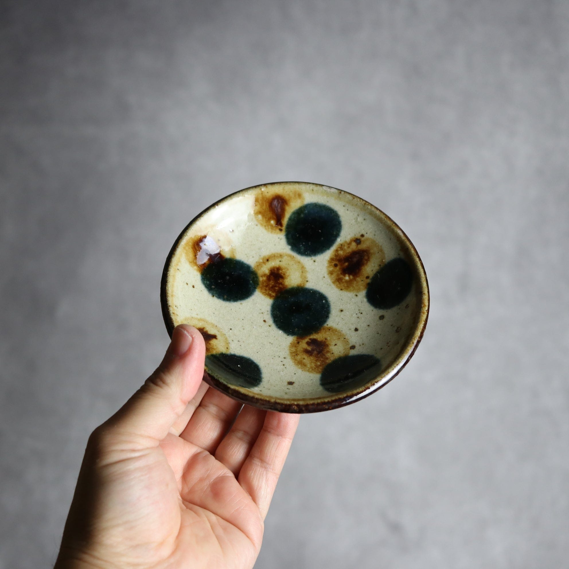 4寸皿 紺 茶 ドット やちむん 陶器 陶芸こまがた