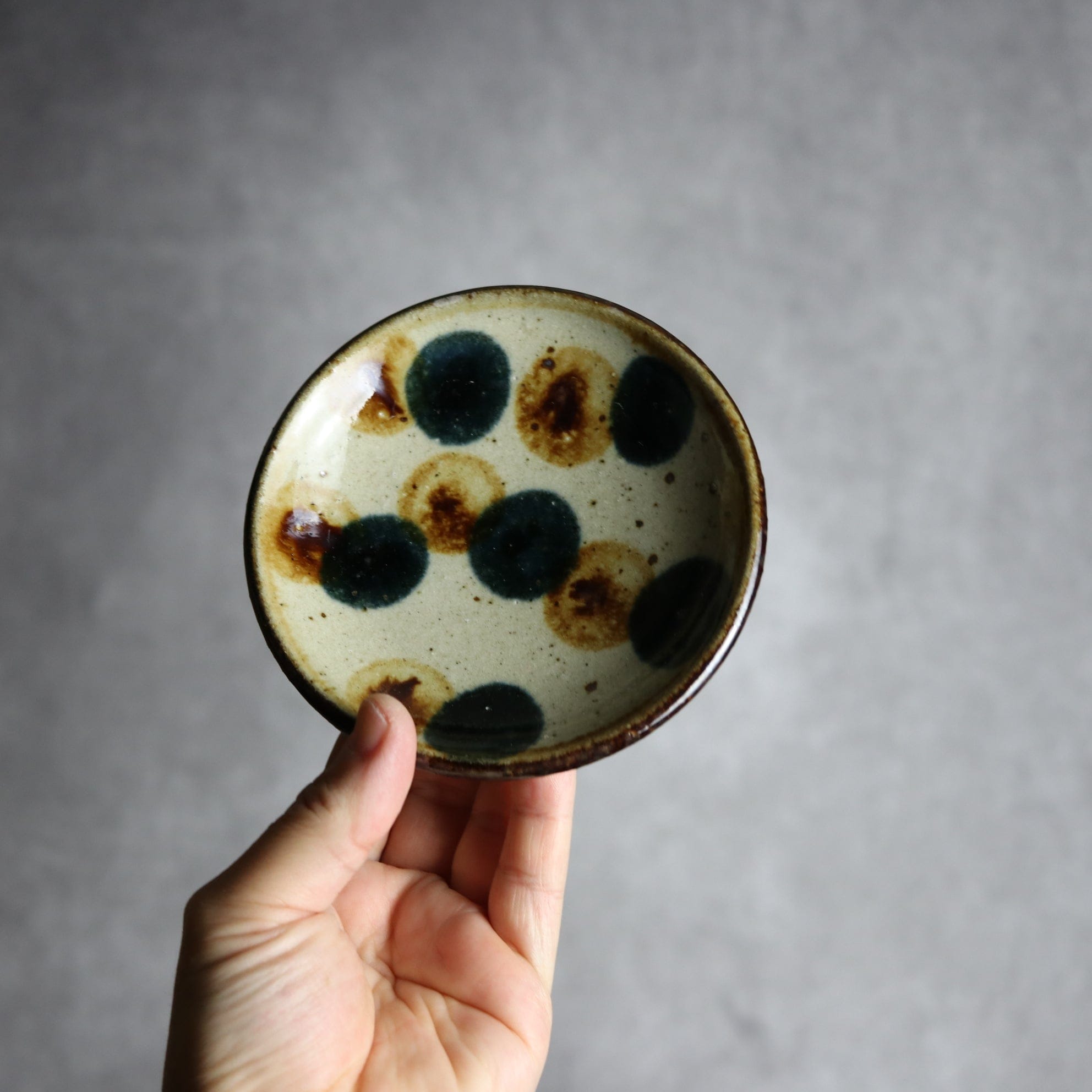 4寸皿 紺 茶 ドット やちむん 陶器 陶芸こまがた