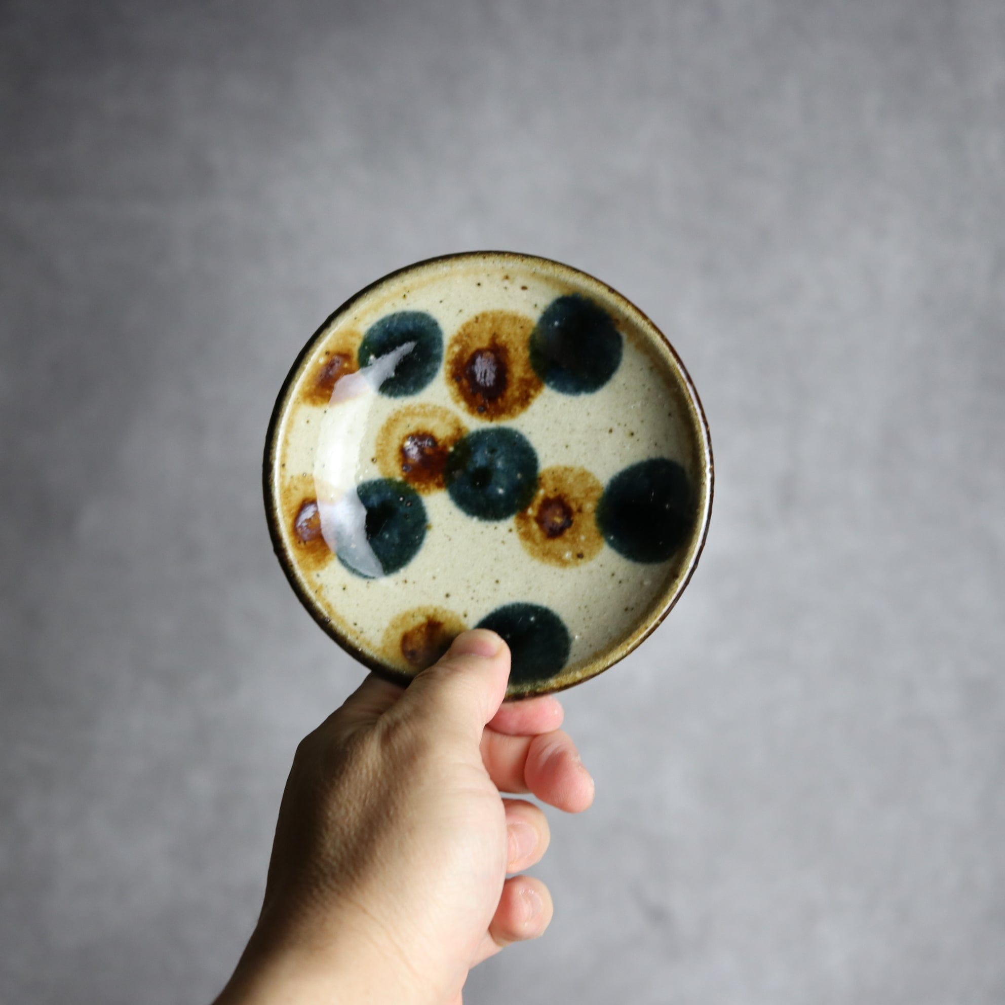 4寸皿 紺 茶 ドット やちむん 陶器 陶芸こまがた