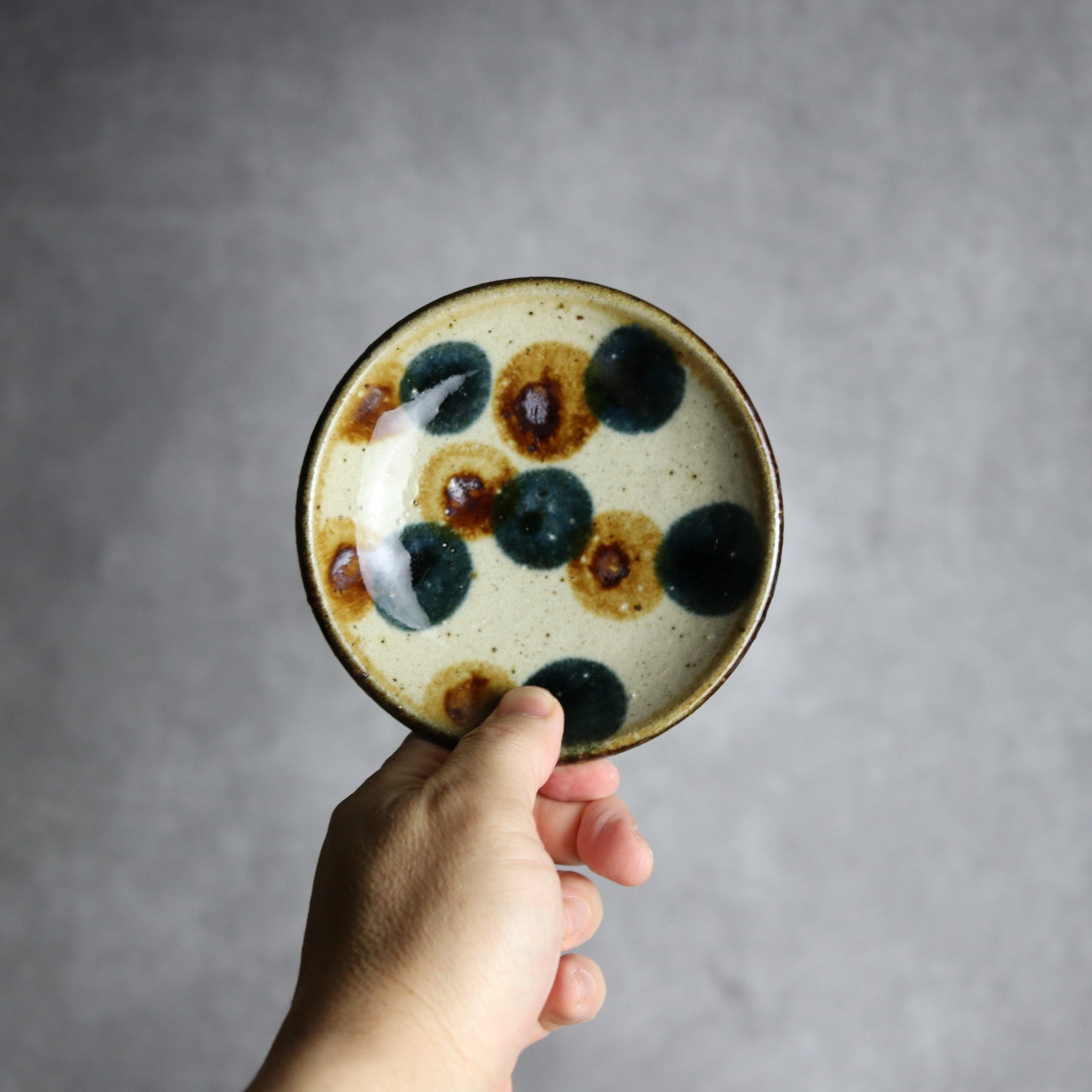 4寸皿 紺 茶 ドット やちむん 陶器 陶芸こまがた