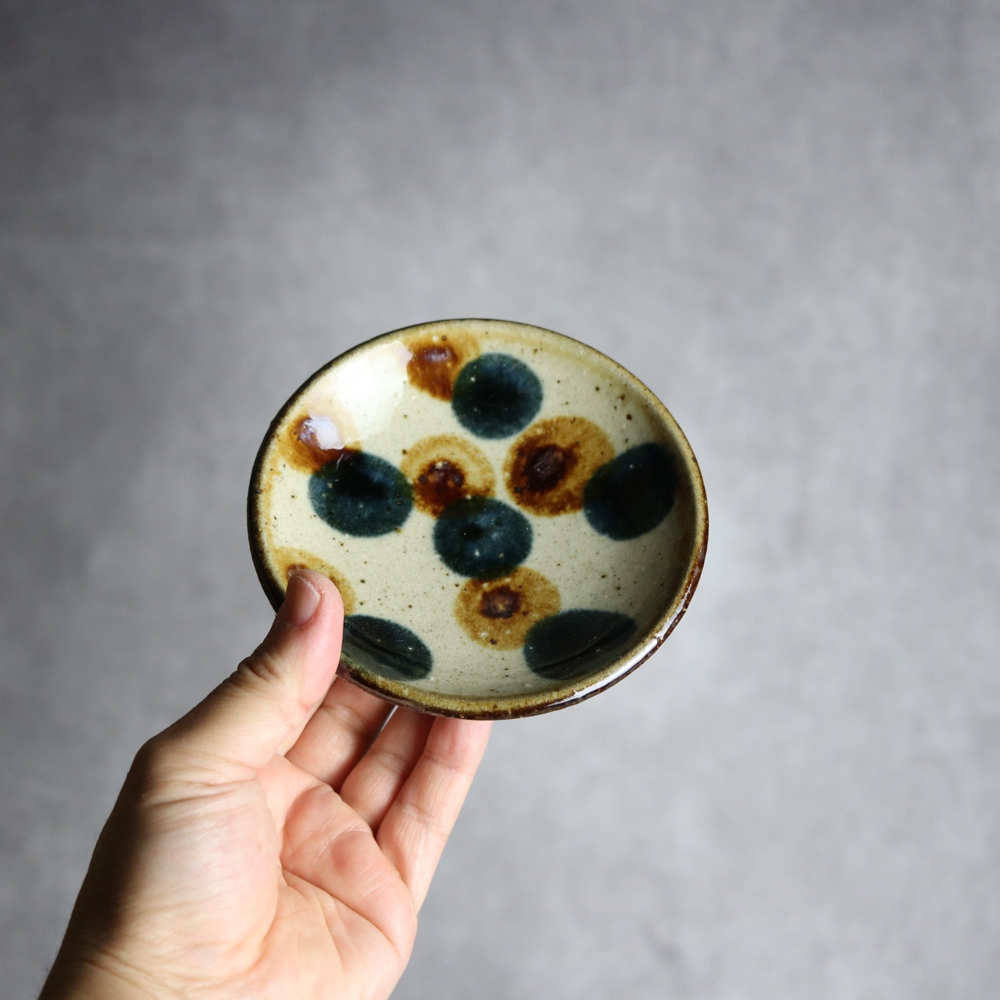4寸皿 紺 茶 ドット やちむん 陶器 陶芸こまがた