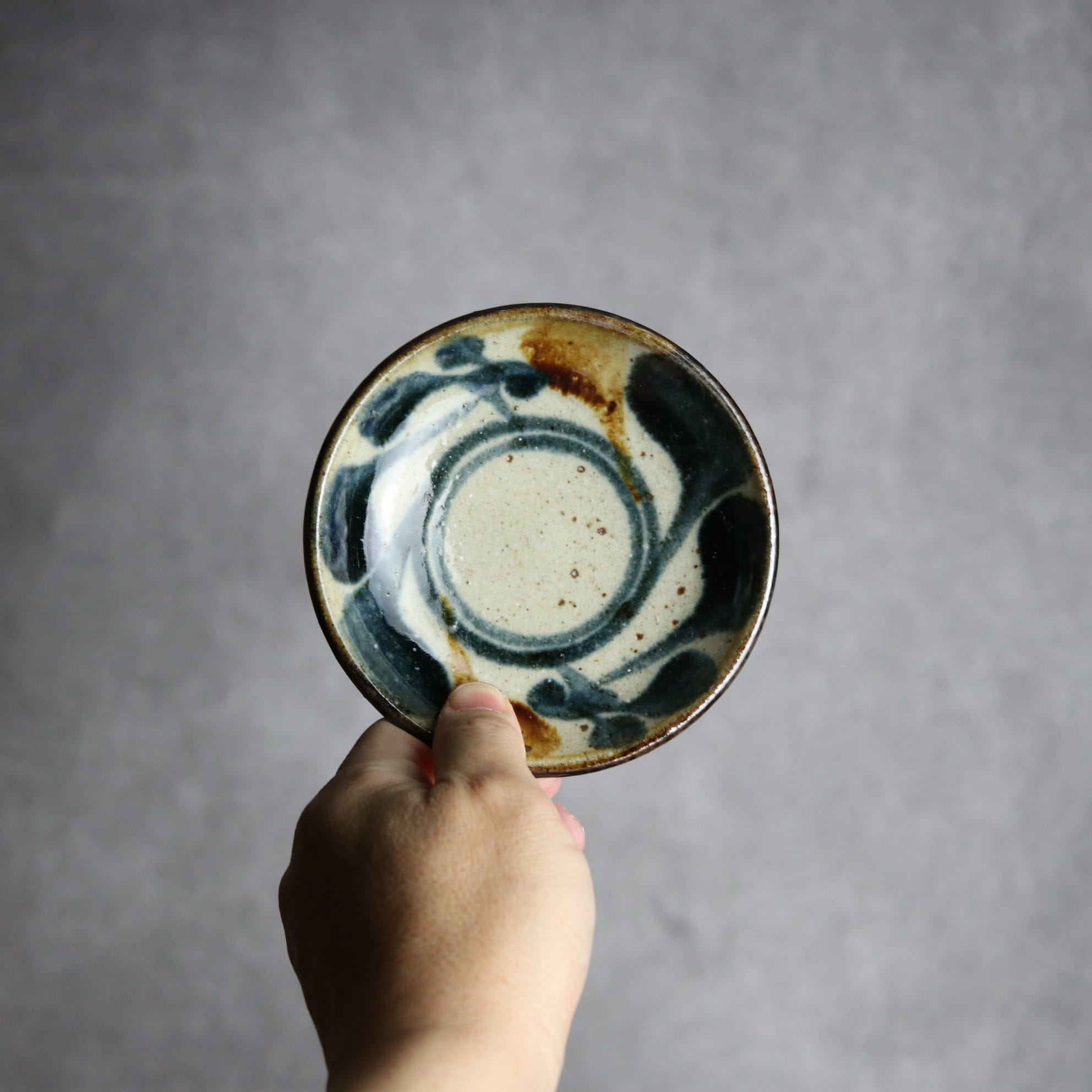 4寸皿 紺 茶 唐草 やちむん 陶器 陶芸こまがた