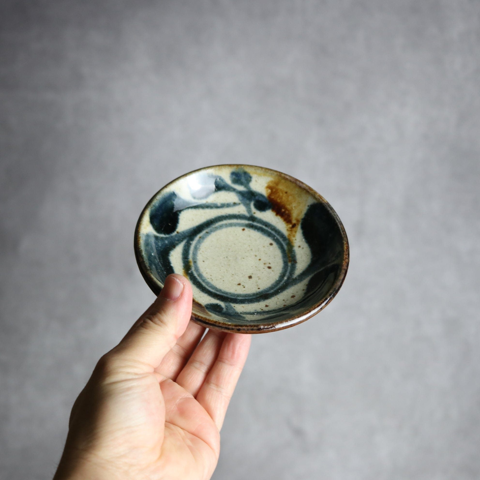 4寸皿 紺 茶 唐草 やちむん 陶器 陶芸こまがた
