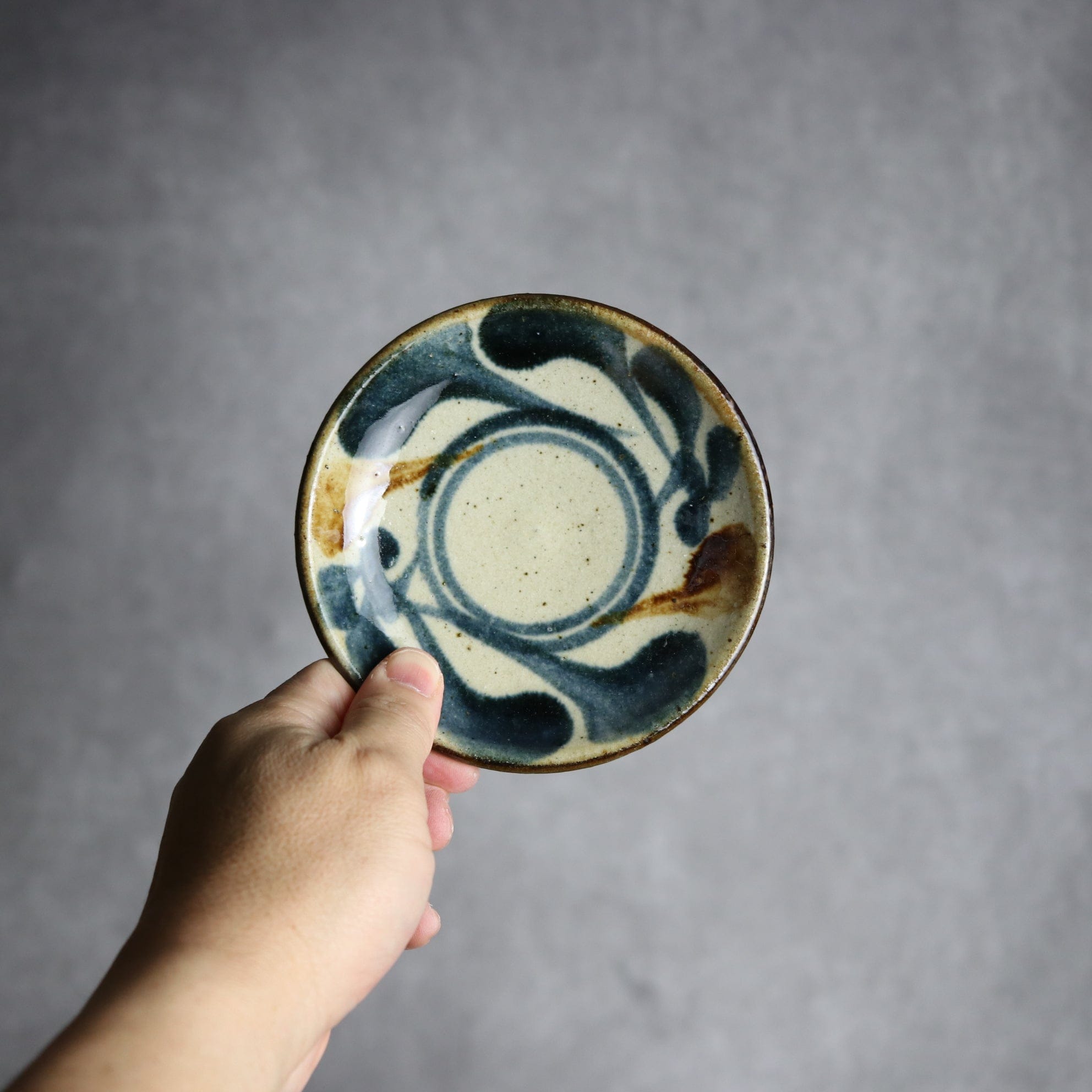4寸皿 紺 茶 唐草 やちむん 陶器 陶芸こまがた