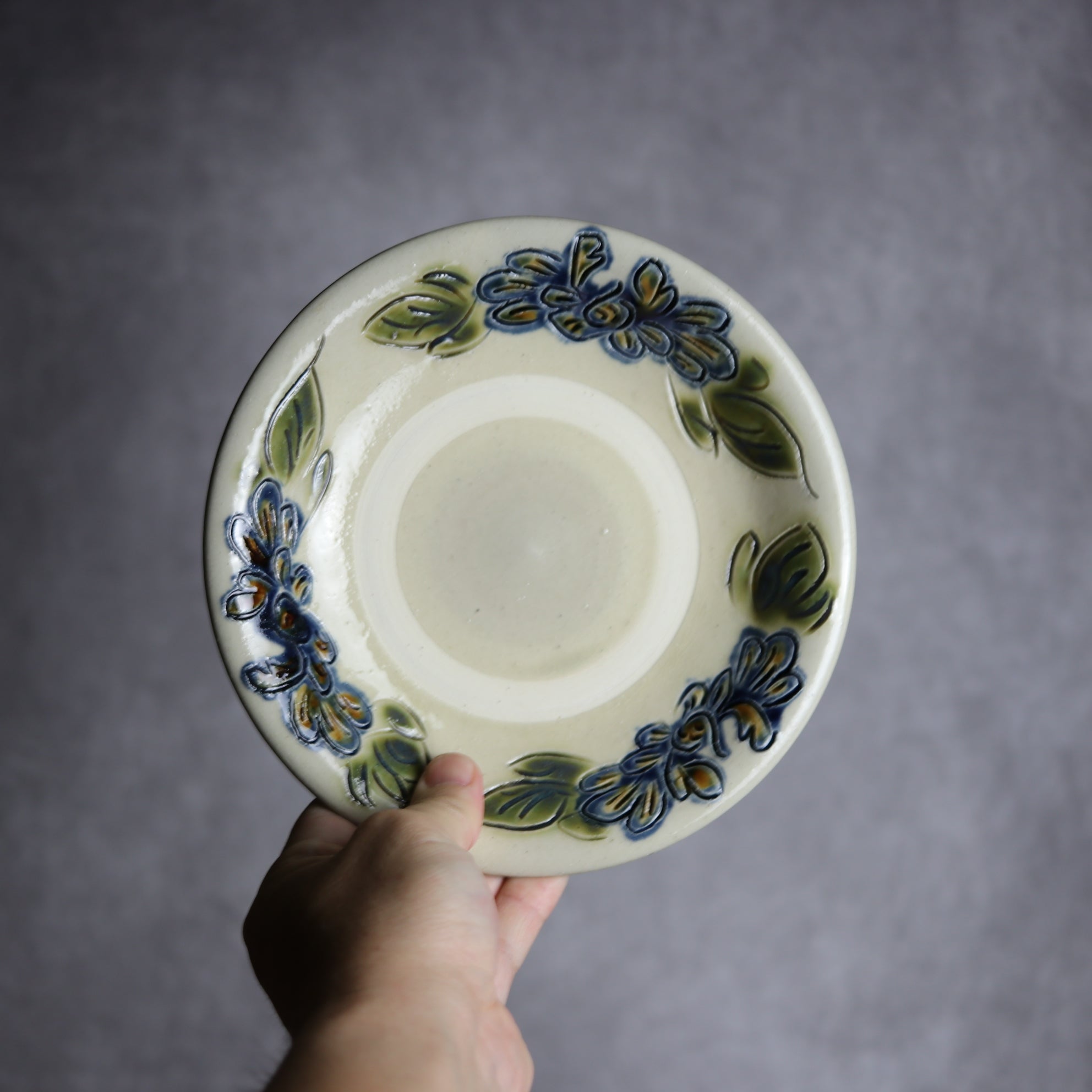 茂生窯 - 6寸皿1 三彩 線彫 花 やちむん 陶器 茂生窯 - mundasui