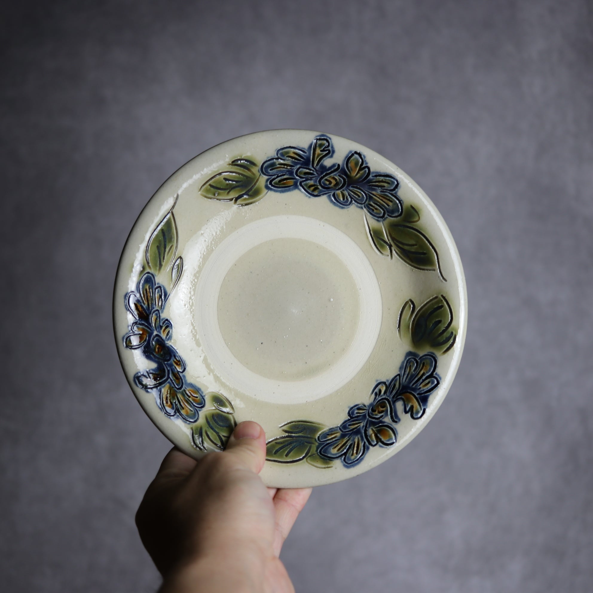 茂生窯 - 6寸皿1 三彩 線彫 花 やちむん 陶器 茂生窯 - mundasui