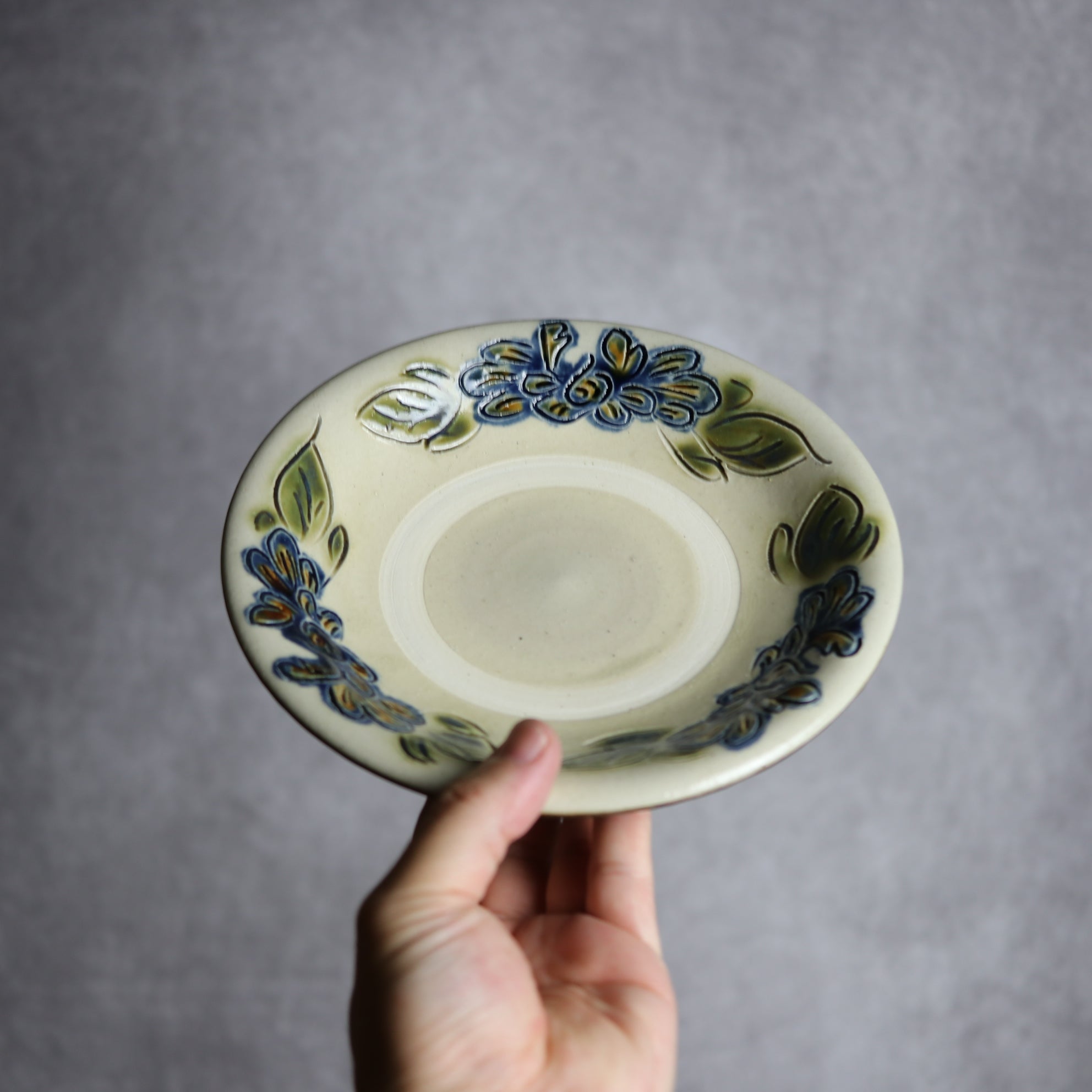 茂生窯 - 6寸皿1 三彩 線彫 花 やちむん 陶器 茂生窯 - mundasui