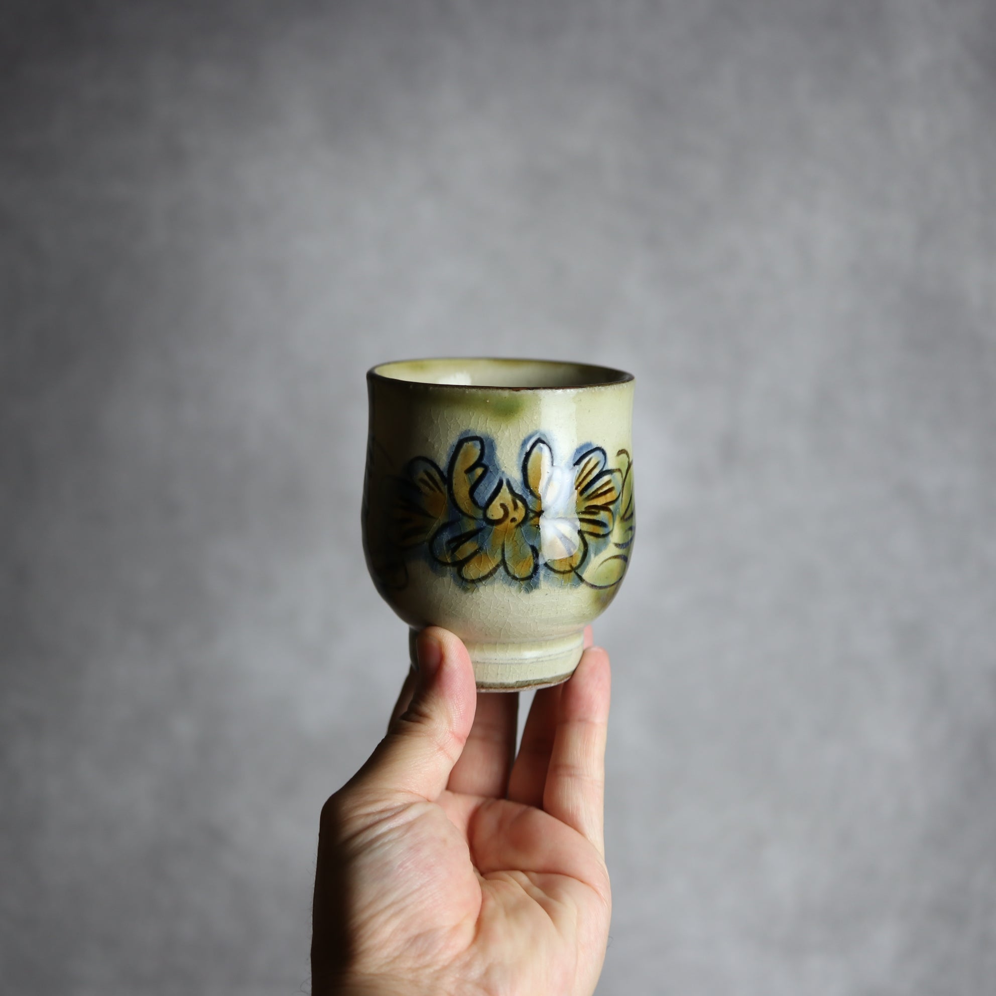 湯呑1 三彩 線彫 花 やちむん 陶器 茂生窯