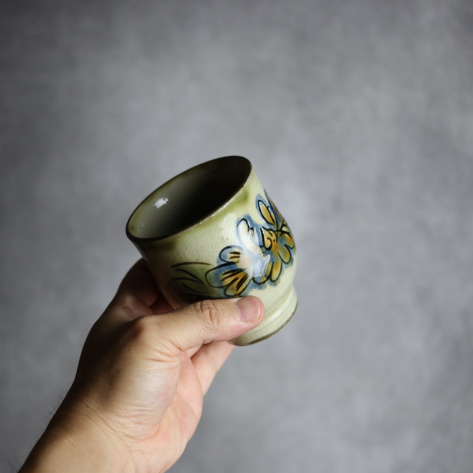 茂生窯 - 湯呑1 三彩 線彫 花 やちむん 陶器 茂生窯 - mundasui