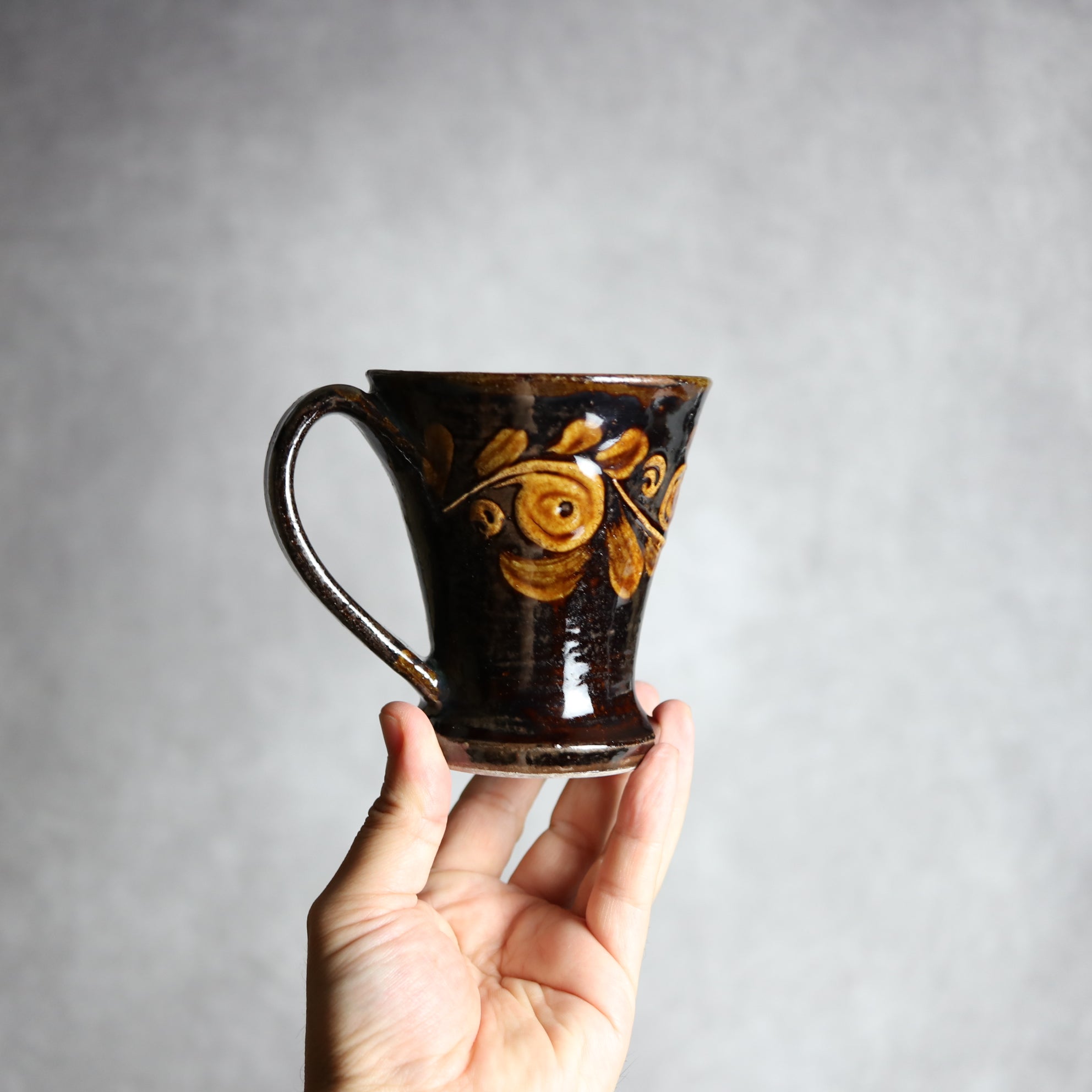 茂生窯 - マグカップ1 飴釉 イッチン 唐草 やちむん 陶器 茂生窯 - mundasui