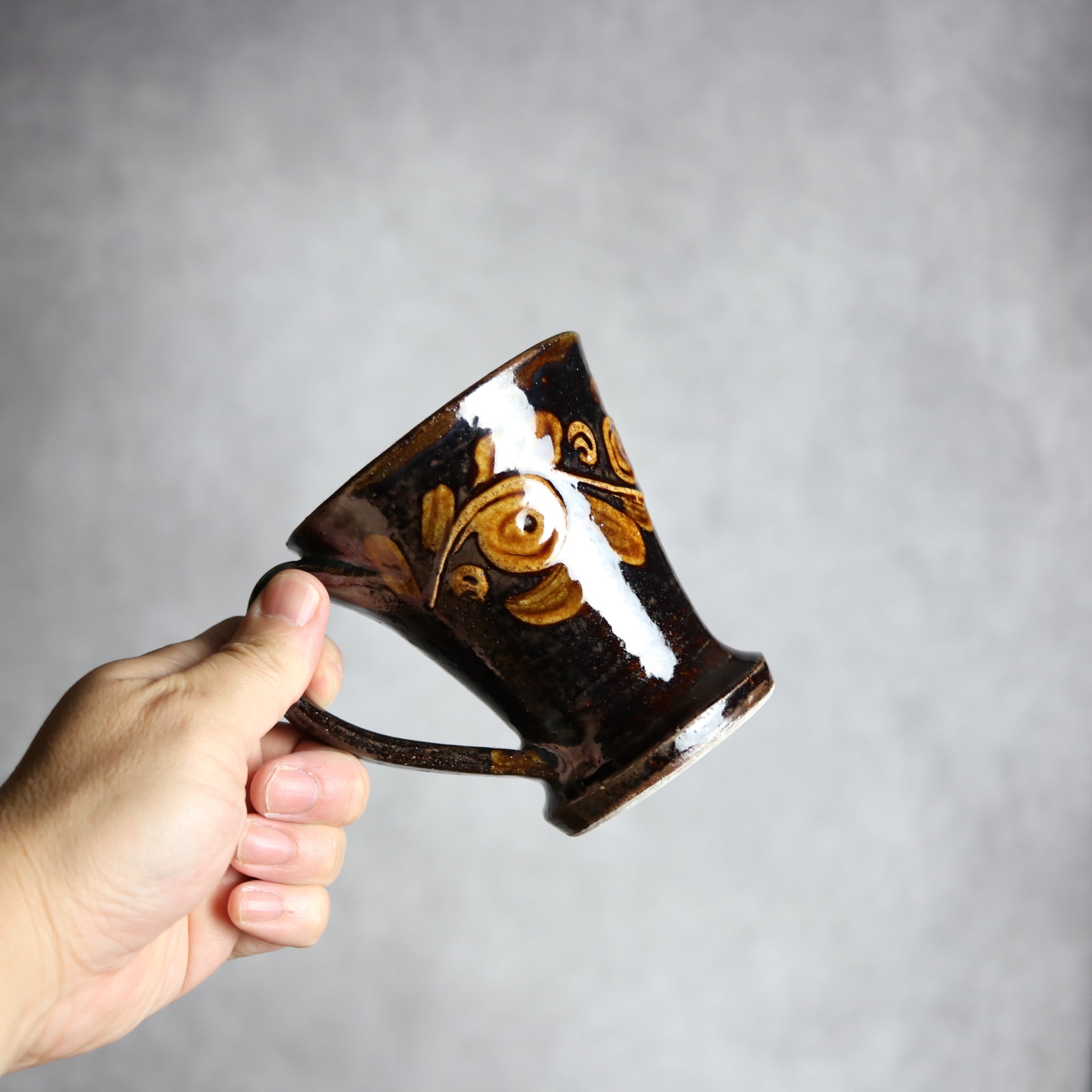 茂生窯 - マグカップ1 飴釉 イッチン 唐草 やちむん 陶器 茂生窯 - mundasui
