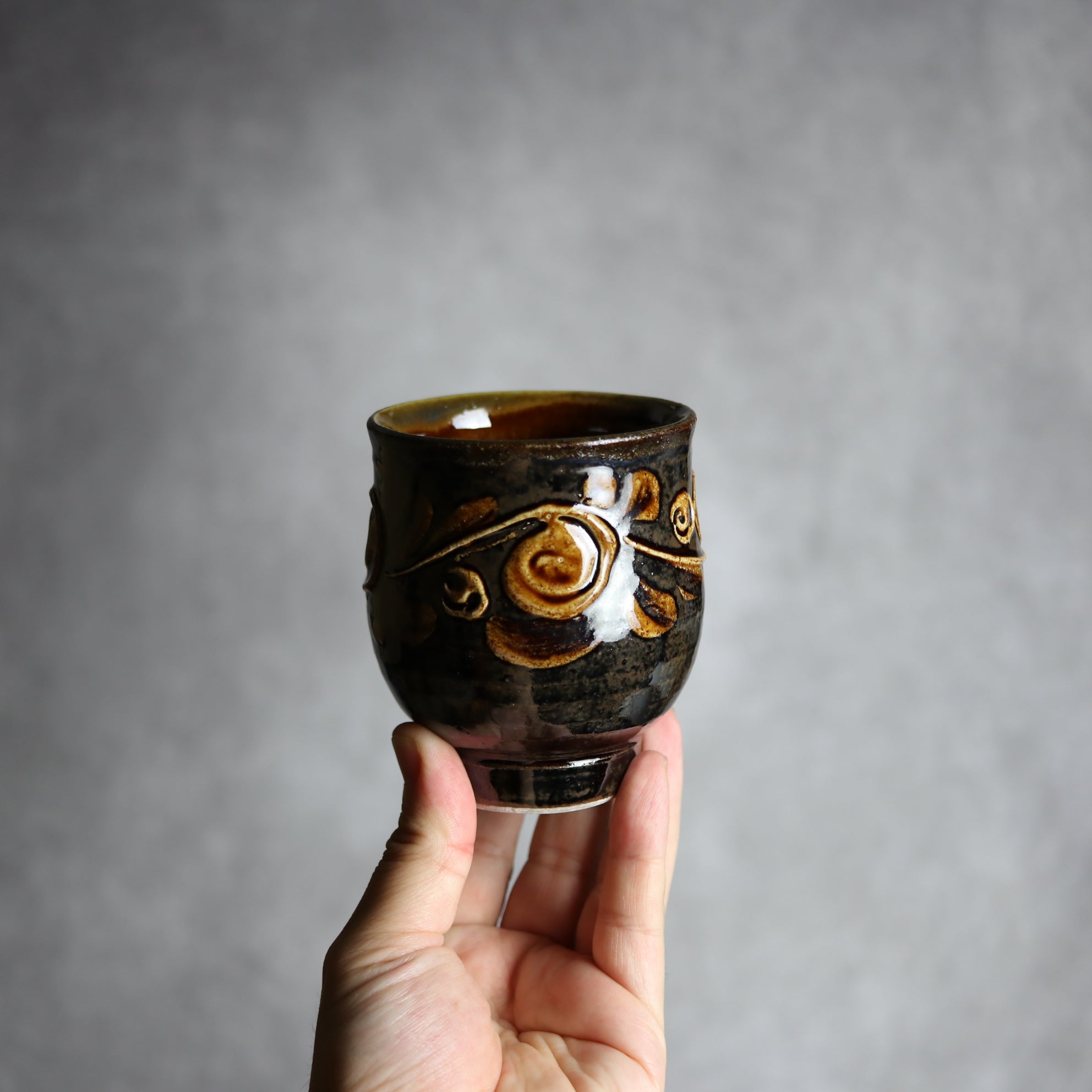湯呑1 飴釉 イッチン 唐草 やちむん 陶器 茂生窯