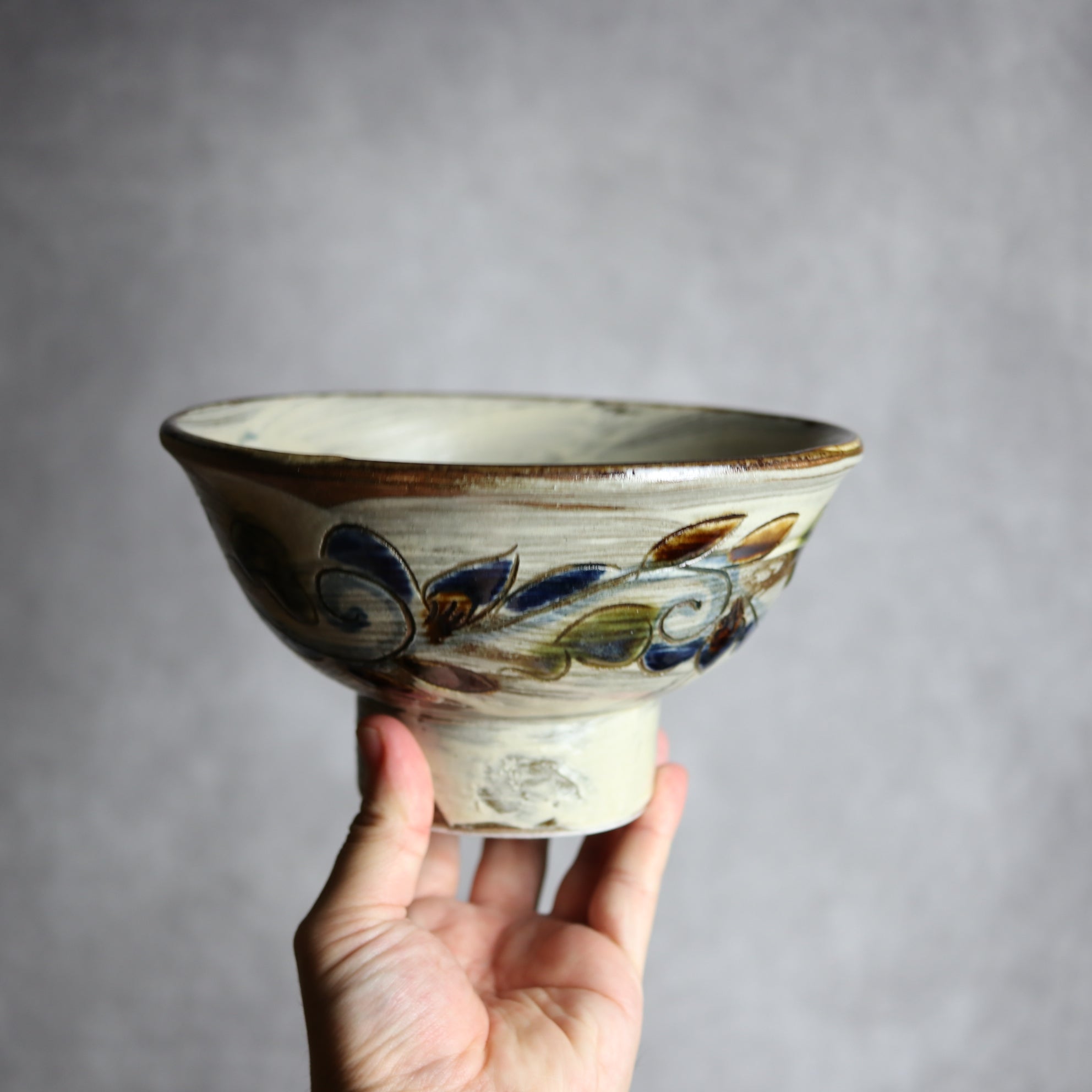 茂生窯 - 6寸マカイ1 三彩 刷毛目 線彫 唐草 やちむん 陶器 茂生窯 - mundasui