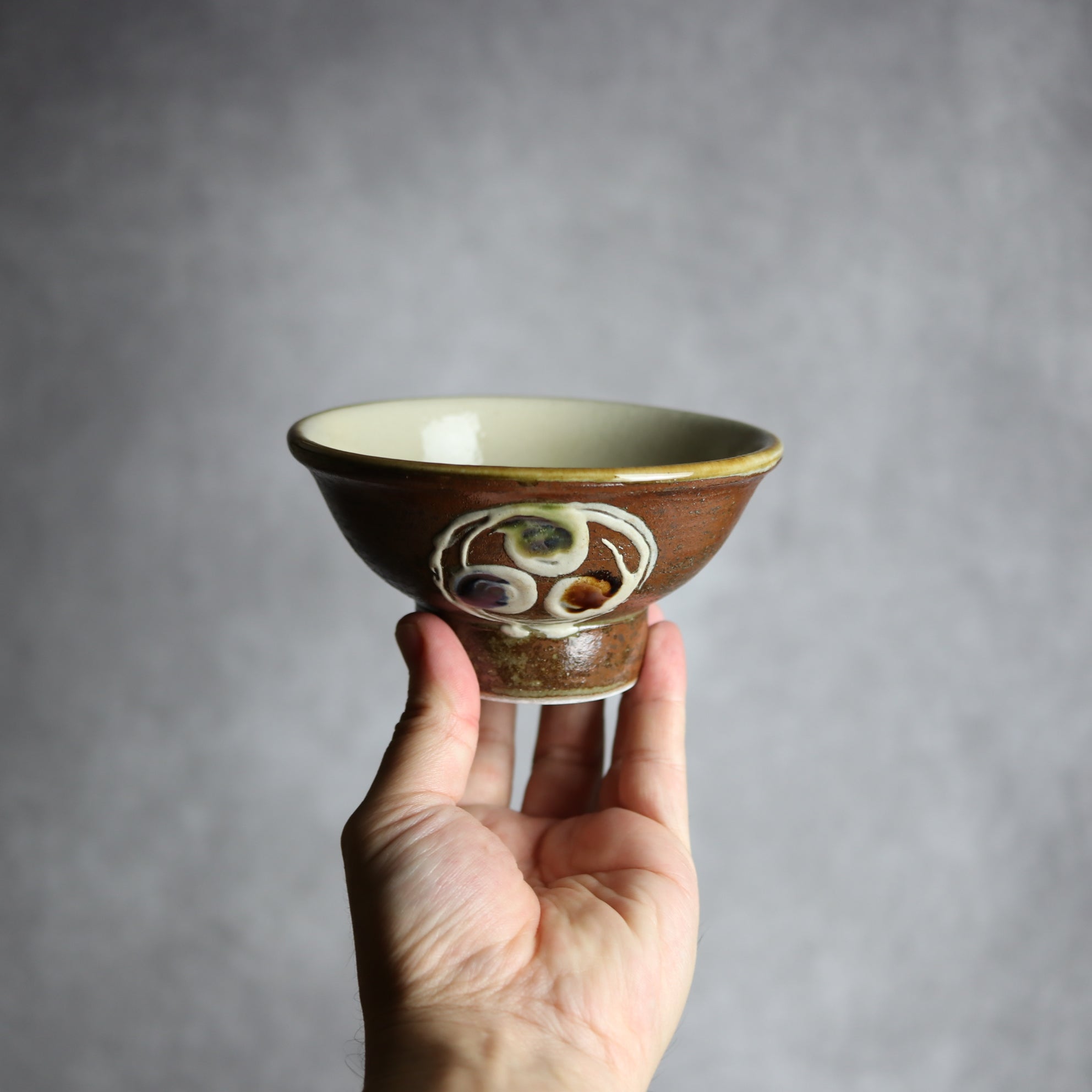 4寸マカイ1 三彩 イッチン 巴紋 やちむん 陶器 茂生窯