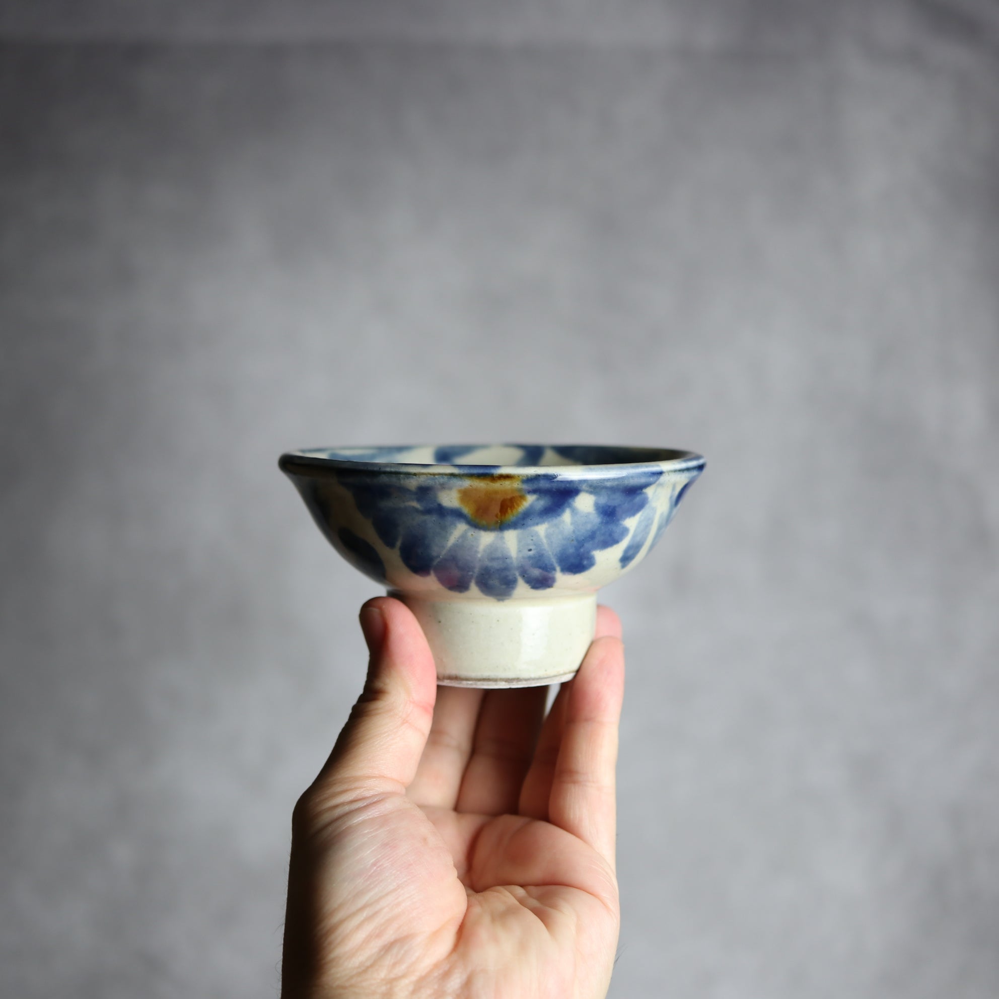 茂生窯 - 3.5寸マカイ1 飴 呉須釉 菊唐草 やちむん 陶器 茂生窯 - mundasui