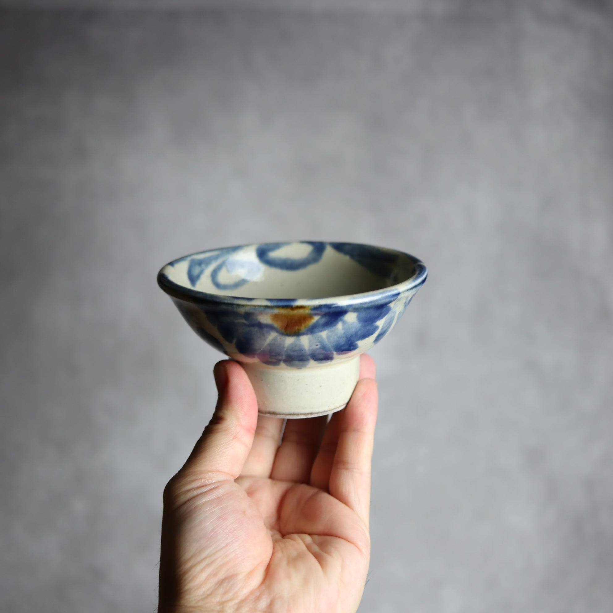 茂生窯 - 3.5寸マカイ1 飴 呉須釉 菊唐草 やちむん 陶器 茂生窯 - mundasui