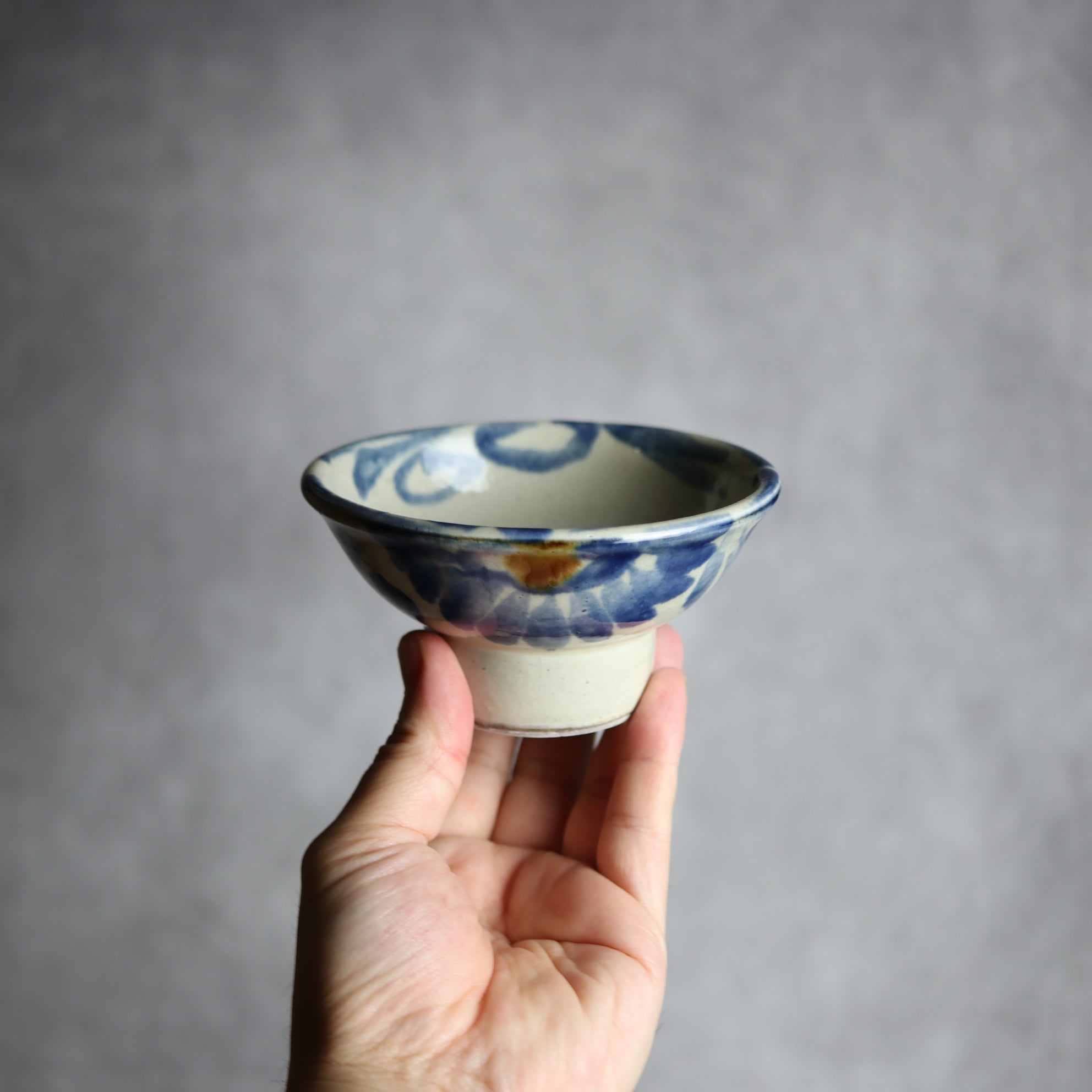 茂生窯 - 3.5寸マカイ1 飴 呉須釉 菊唐草 やちむん 陶器 茂生窯 - mundasui